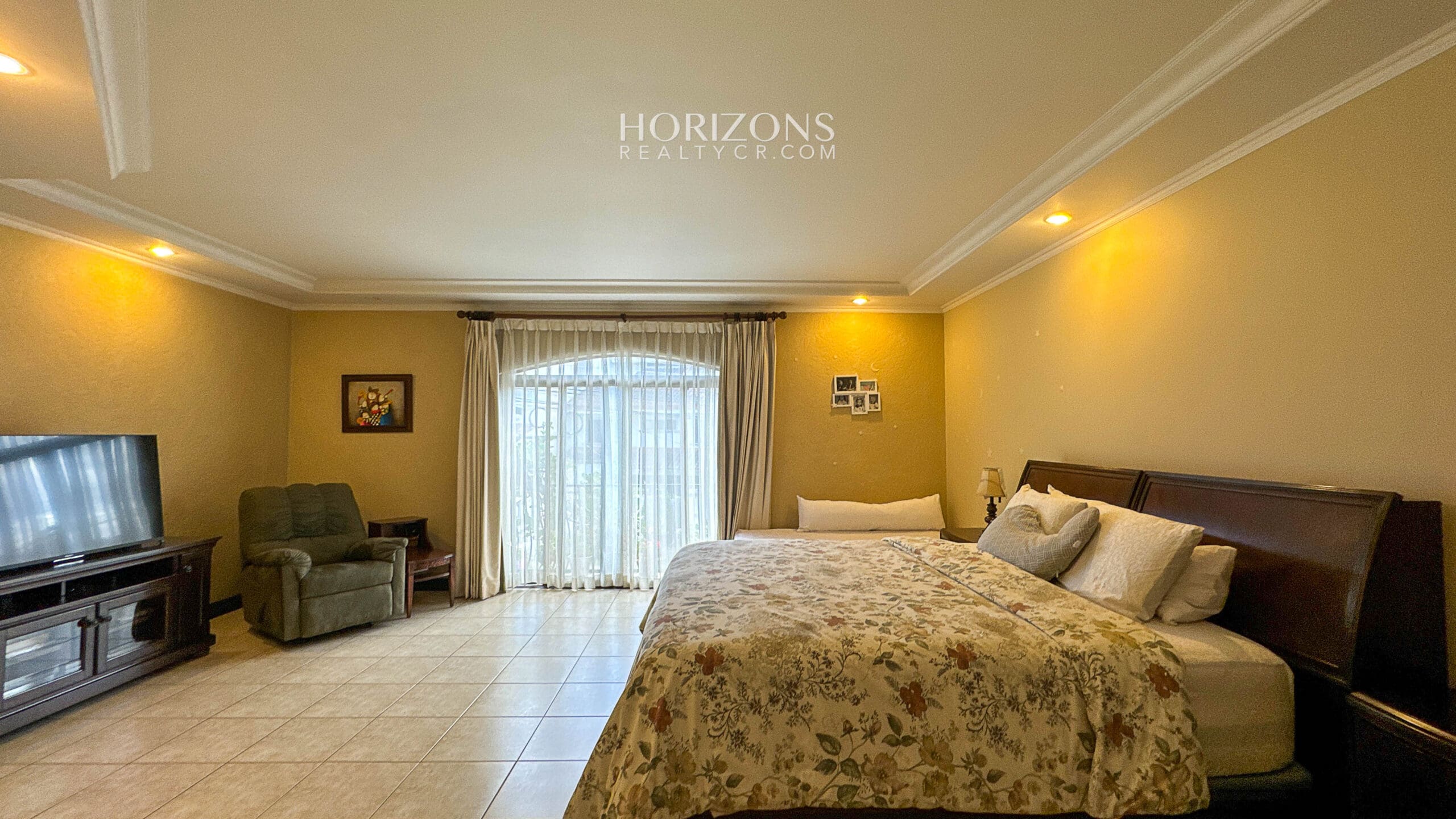 Casa en Venta en Residencial en Guayabos, Curridabat – 5 Habitaciones (1 en Primer Nivel), 466 m² NJA1213