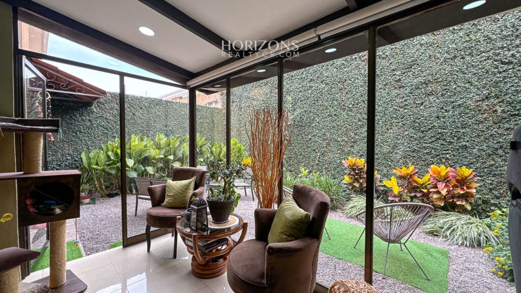 Se vende casa en condominio Los Robles Moravia la Trinidad con seguridad 24/7 nja1217