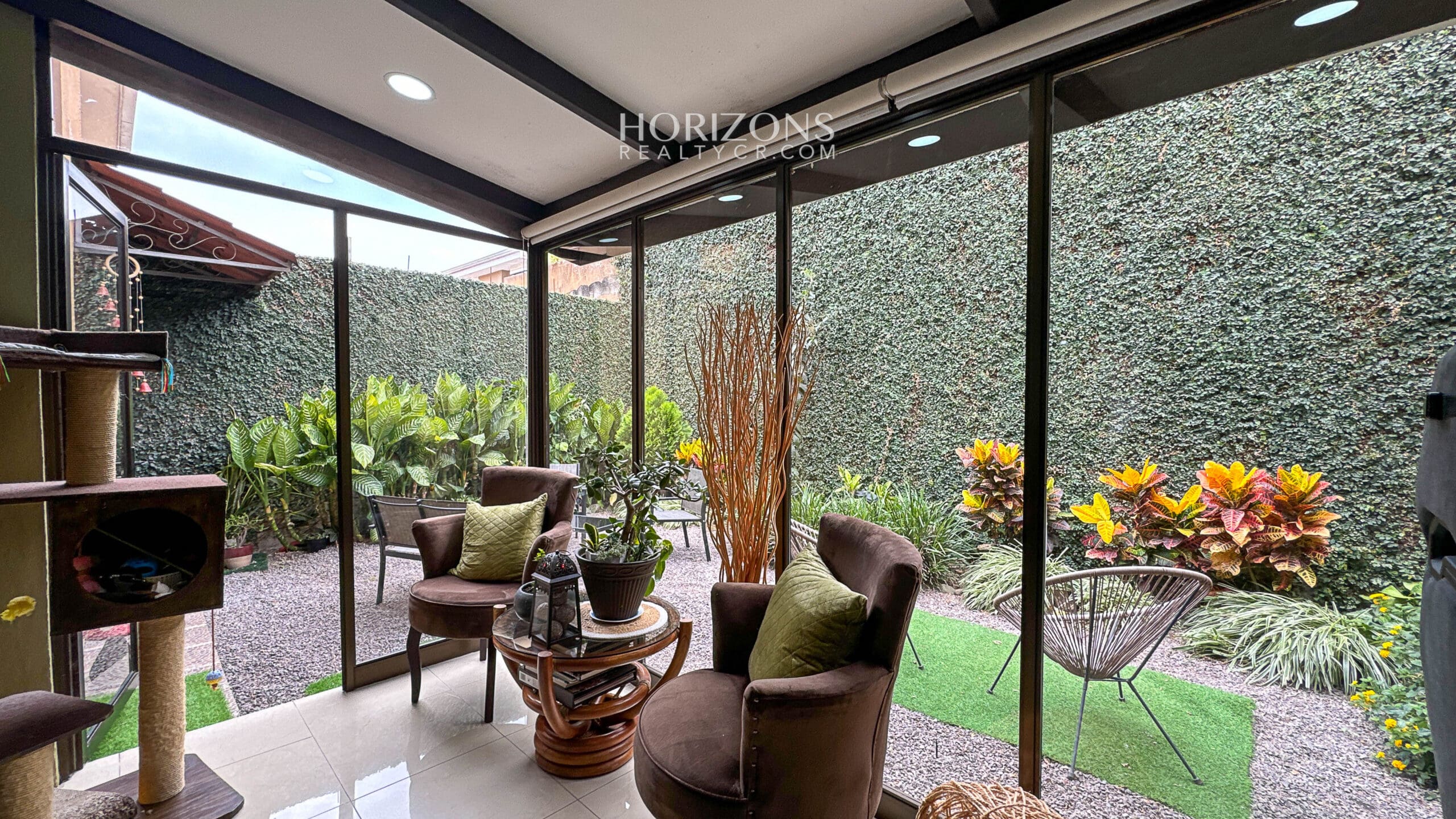Se vende casa en condominio Los Robles Moravia la Trinidad con seguridad 24/7 nja1217