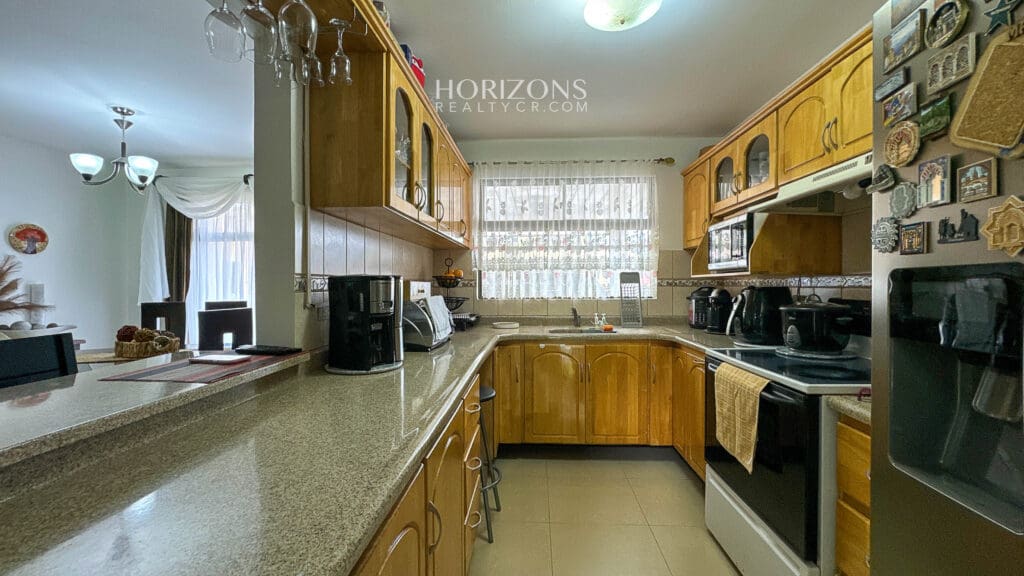 Se vende casa en condominio Los Robles Moravia la Trinidad con seguridad 24/7 nja1217