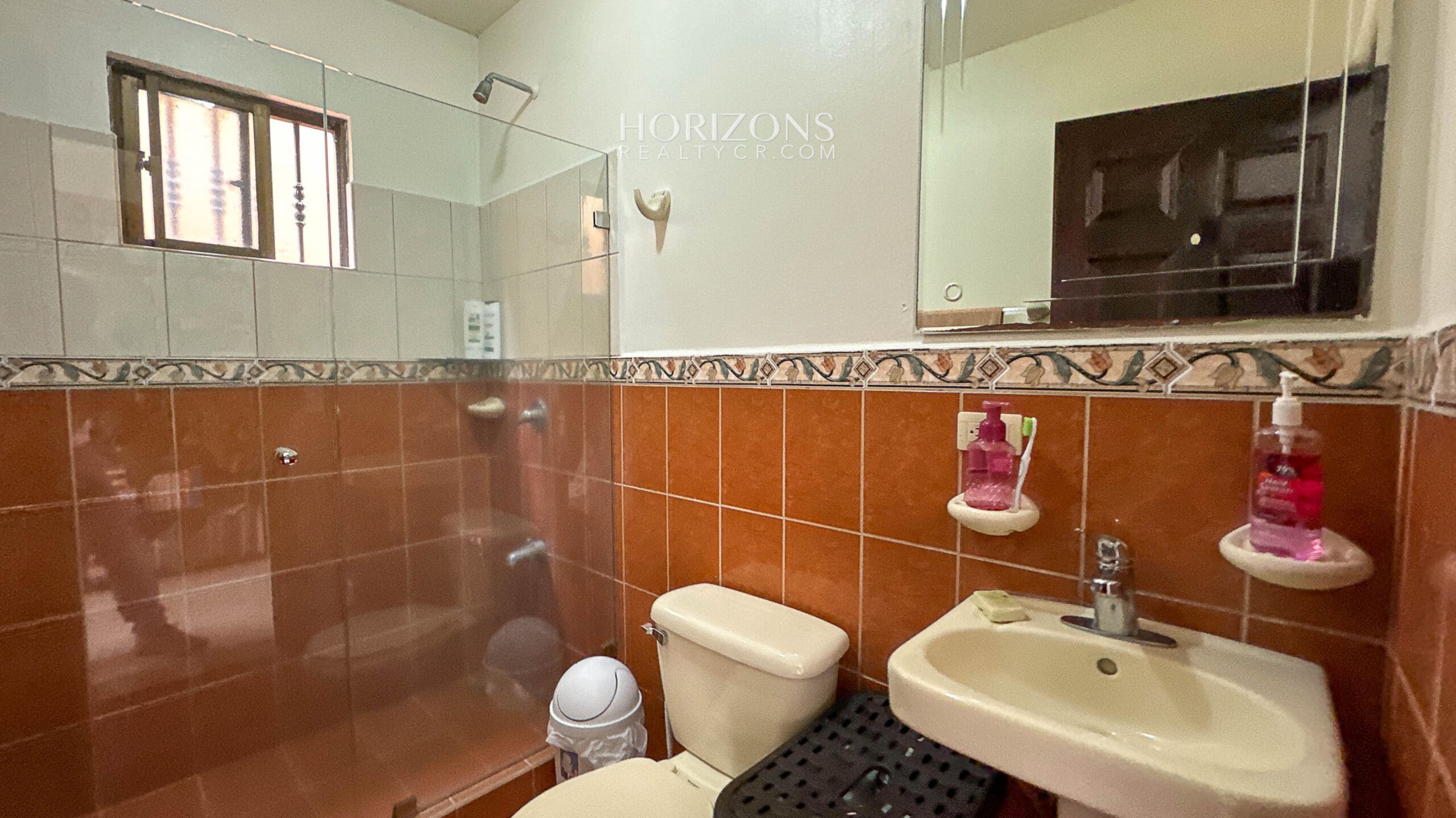 Se vende casa en condominio Los Robles Moravia la Trinidad con seguridad 24/7 nja1217