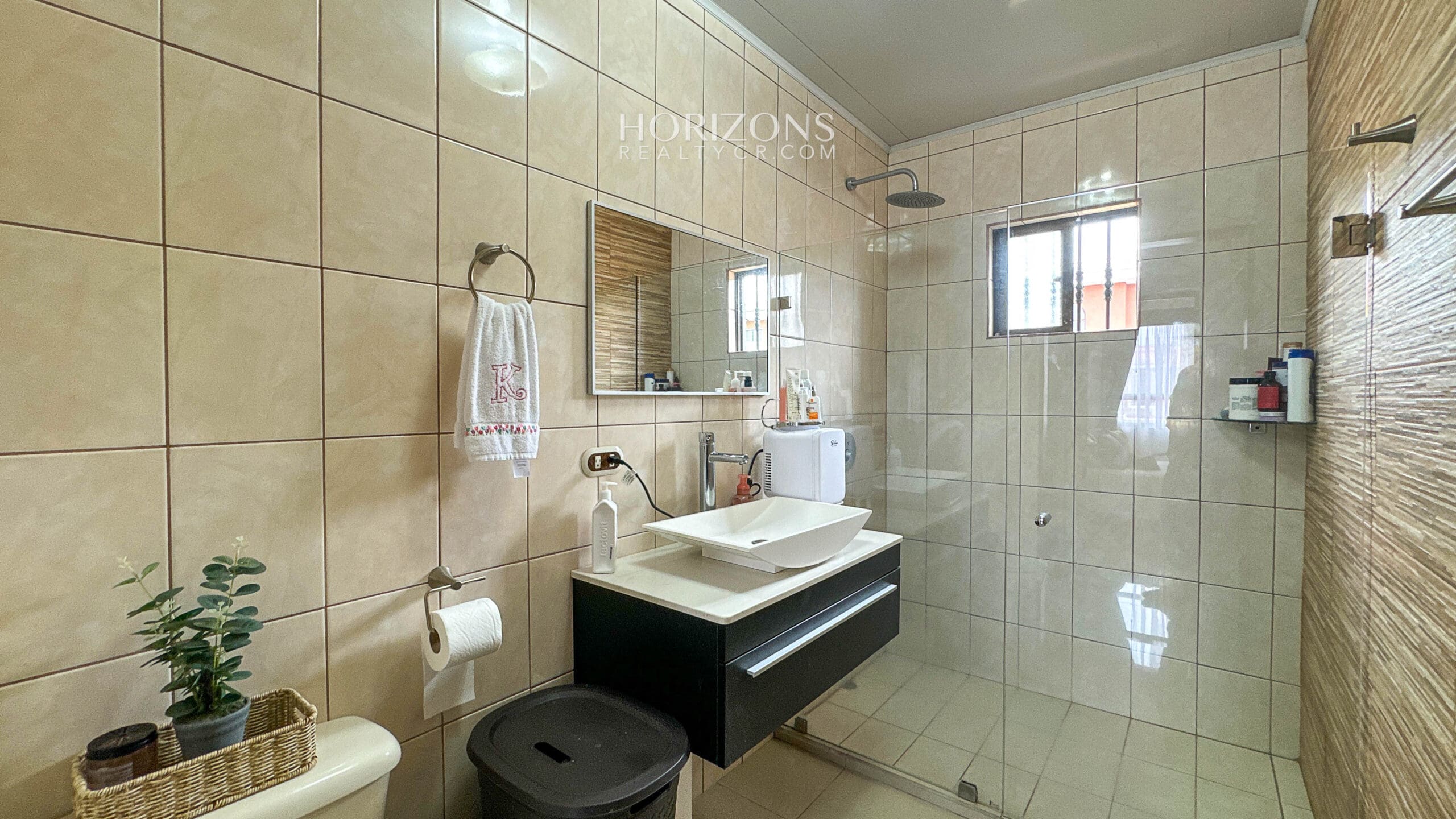 Se vende casa en condominio Los Robles Moravia la Trinidad con seguridad 24/7 nja1217