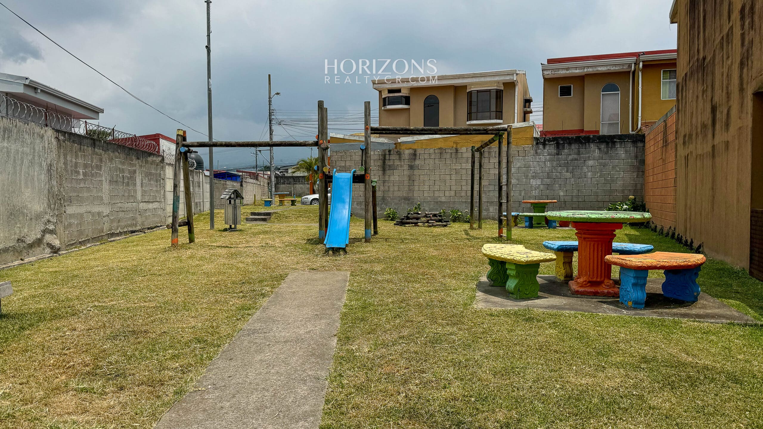Se vende casa en condominio Los Robles Moravia la Trinidad con seguridad 24/7 nja1217