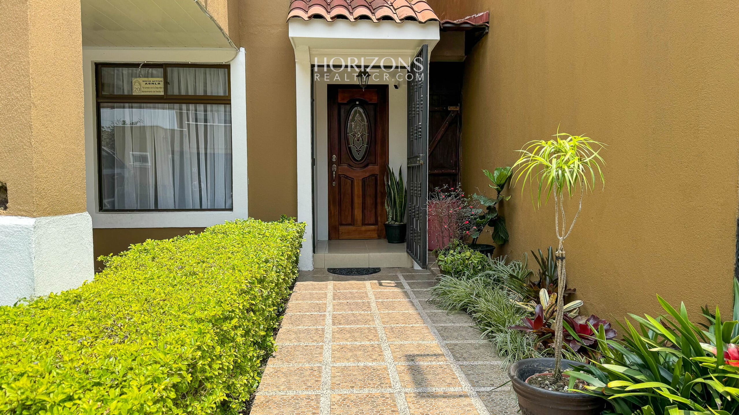 Se vende casa en condominio Los Robles Moravia la Trinidad con seguridad 24/7 nja1217