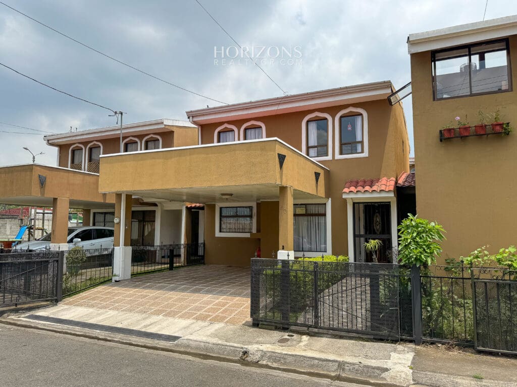 Se vende casa en condominio Los Robles Moravia la Trinidad con seguridad 24/7 nja1217