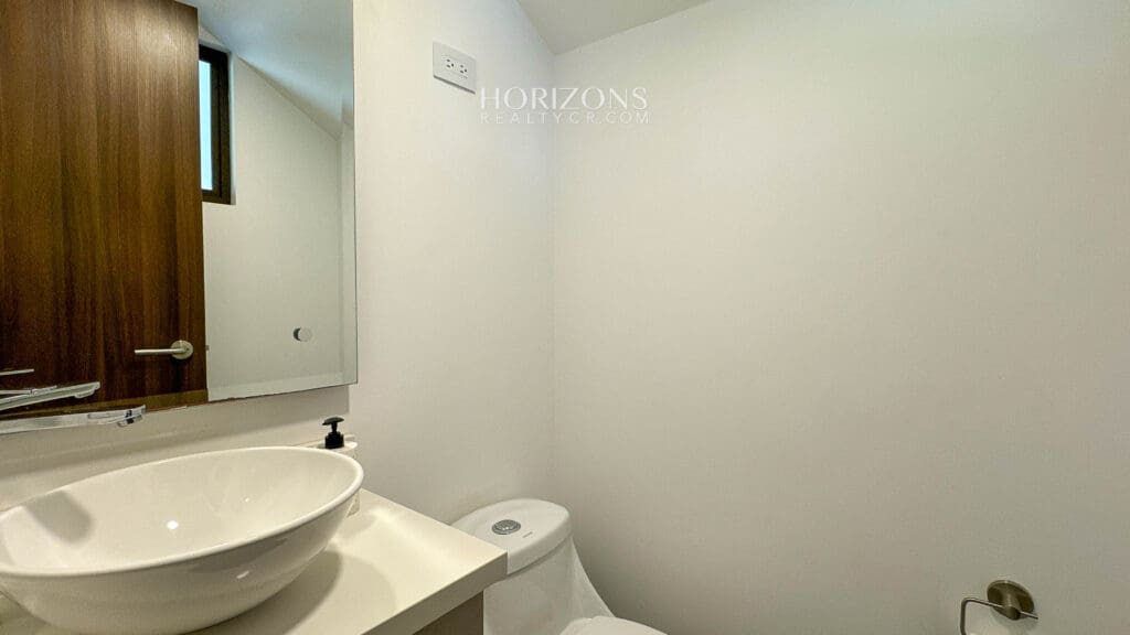 Casa esquinera en  Condominio la Estefana Sabanilla con Exclusivas Amenidades nja1219