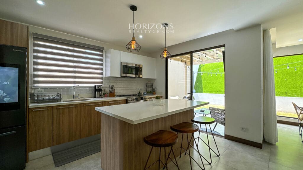 Casa esquinera en  Condominio la Estefana Sabanilla con Exclusivas Amenidades nja1219