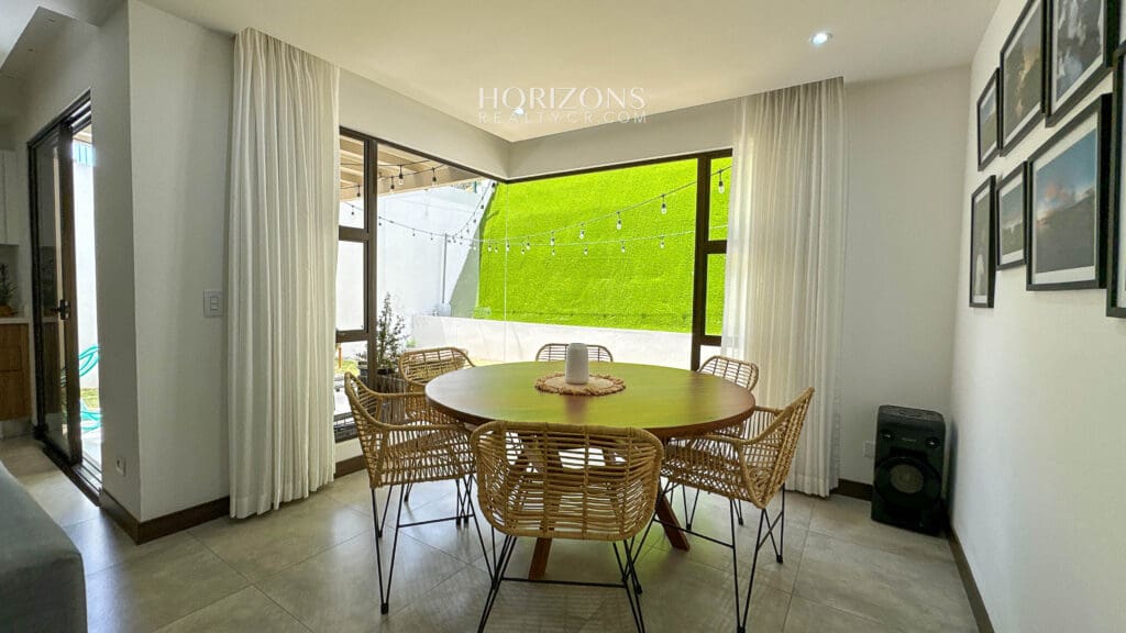 Casa esquinera en  Condominio la Estefana Sabanilla con Exclusivas Amenidades nja1219