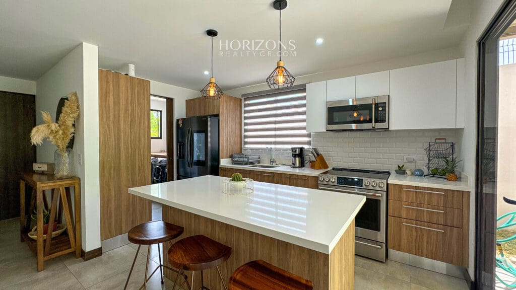 Casa esquinera en  Condominio la Estefana Sabanilla con Exclusivas Amenidades nja1219