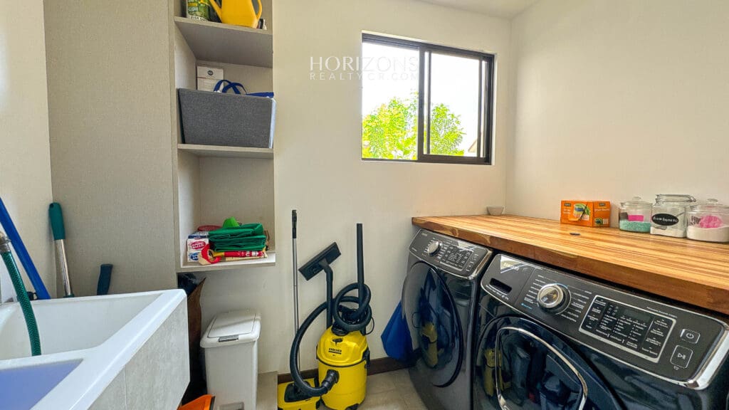 Casa esquinera en  Condominio la Estefana Sabanilla con Exclusivas Amenidades nja1219