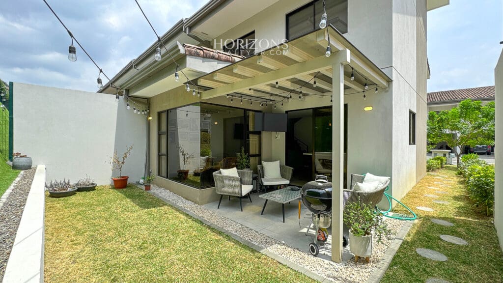 Casa esquinera en  Condominio la Estefana Sabanilla con Exclusivas Amenidades nja1219