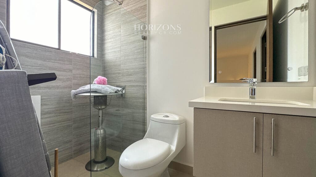 Casa esquinera en  Condominio la Estefana Sabanilla con Exclusivas Amenidades nja1219