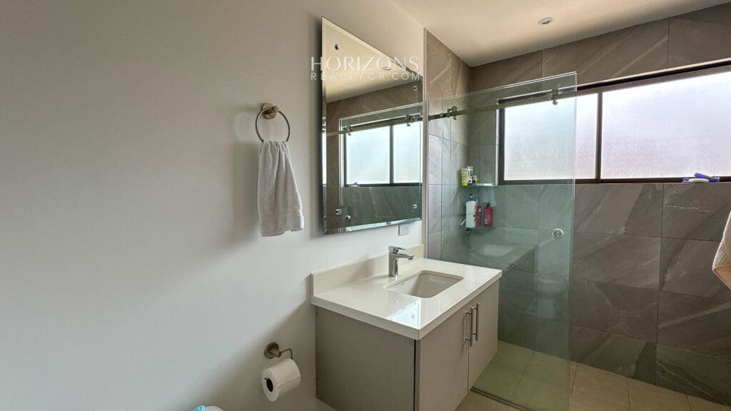 Casa esquinera en  Condominio la Estefana Sabanilla con Exclusivas Amenidades nja1219