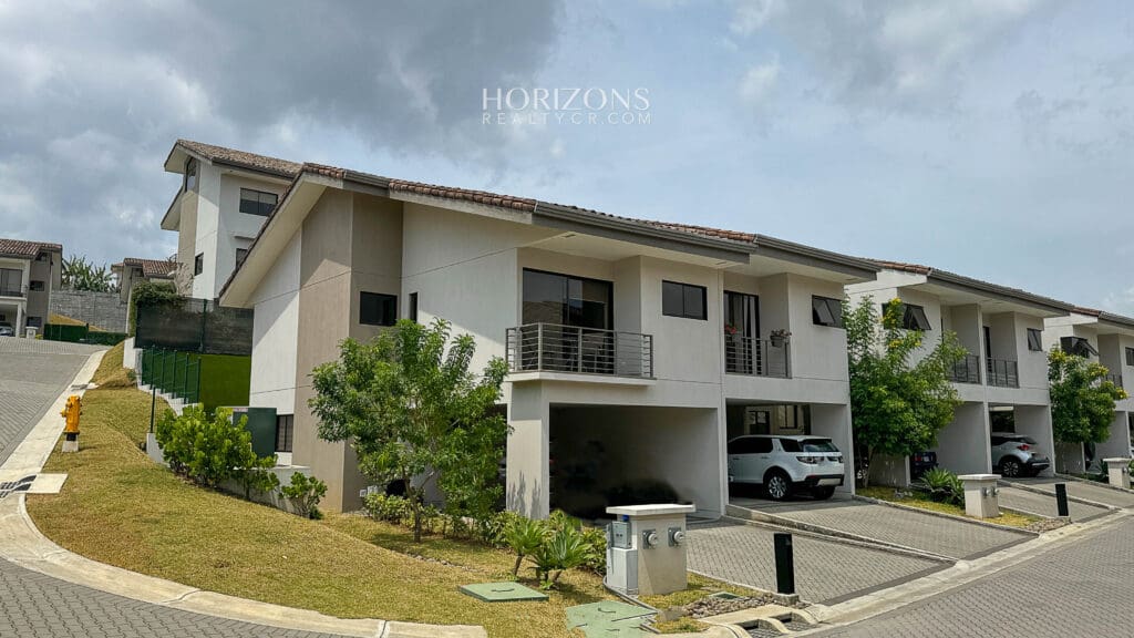 Casa esquinera en  Condominio la Estefana Sabanilla con Exclusivas Amenidades nja1219