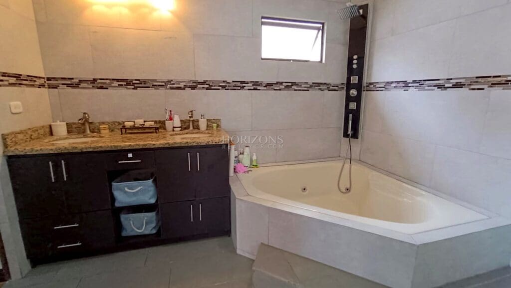 Venta Casa en Condominio Francosta Barreal Heredia 3 Habitaciones y Piscina NJR71