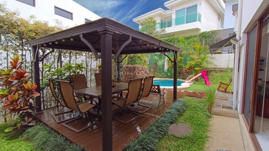 Venta Casa en Condominio Francosta Barreal Heredia 3 Habitaciones y Piscina NJR71