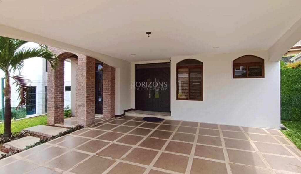Venta Casa en Condominio Francosta Barreal Heredia 3 Habitaciones y Piscina NJR71