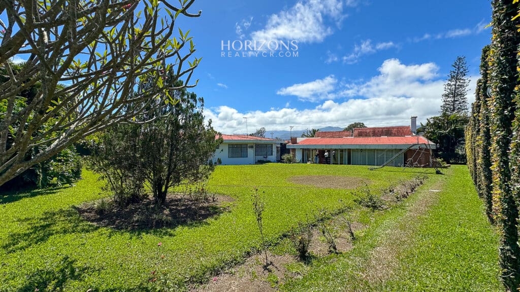 PROPIEDAD COMERCIAL CON CASA FRENTE A CARRETERA NACIONAL PRIMARIA 10 OREAMUNO CARTAGO NJC01