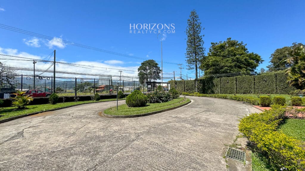 PROPIEDAD COMERCIAL CON CASA FRENTE A CARRETERA NACIONAL PRIMARIA 10 OREAMUNO CARTAGO NJC01
