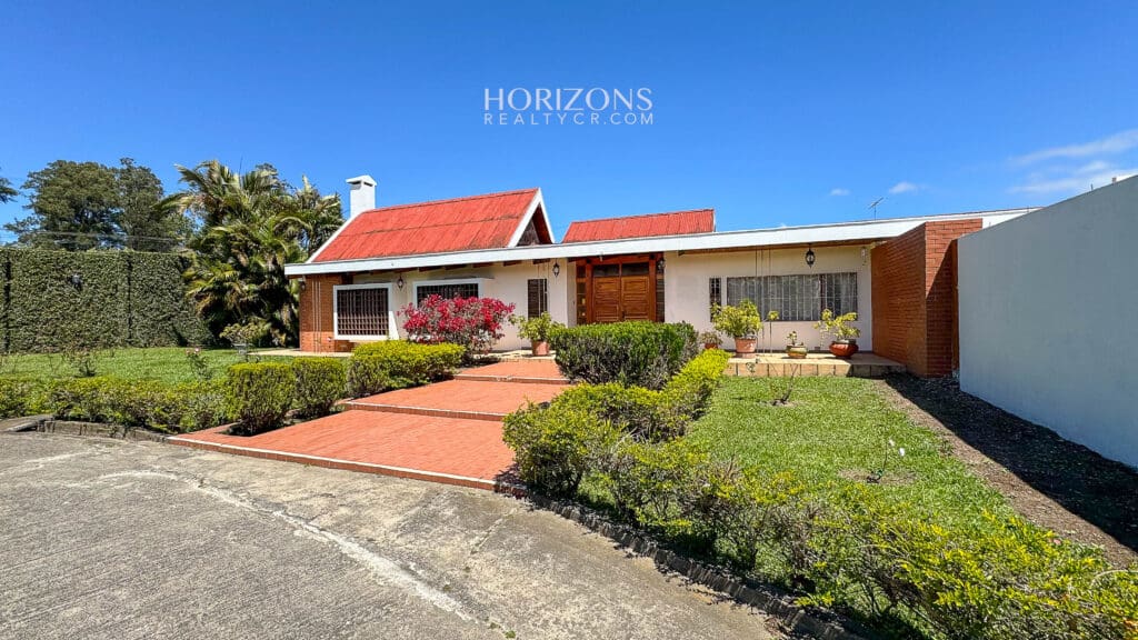 PROPIEDAD COMERCIAL CON CASA FRENTE A CARRETERA NACIONAL PRIMARIA 10 OREAMUNO CARTAGO NJC01