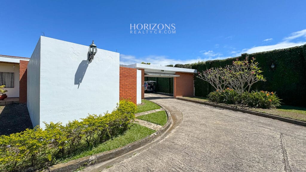 PROPIEDAD COMERCIAL CON CASA FRENTE A CARRETERA NACIONAL PRIMARIA 10 OREAMUNO CARTAGO NJC01