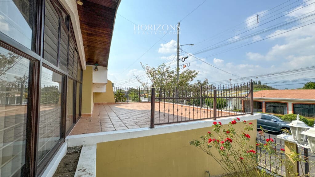 Cerca de Lincoln Plaza Se vende amplia casa independiente en Moravia 4 habitaciones con Amplio Jardín nja1224
