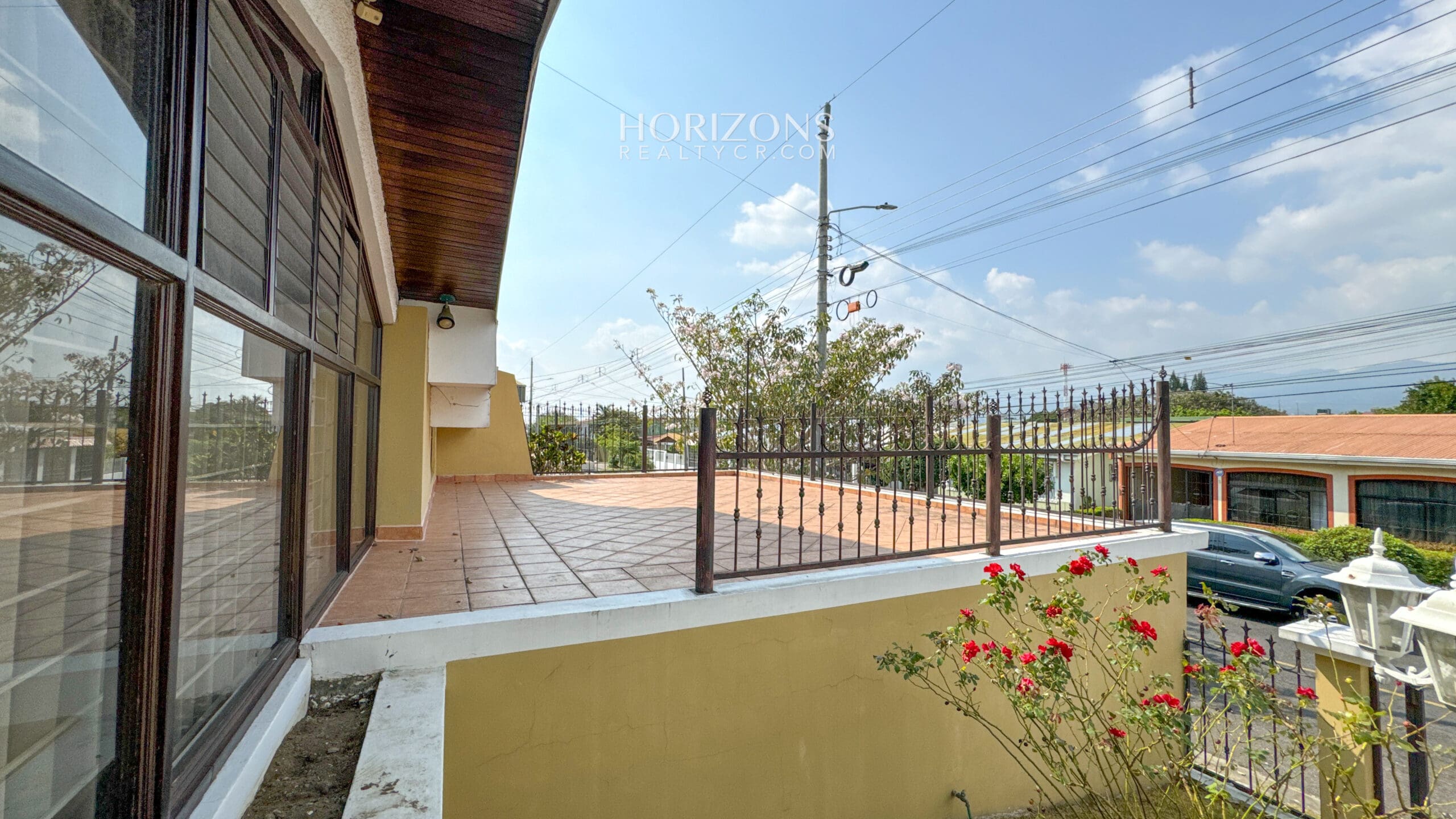 Cerca de Lincoln Plaza Se vende amplia casa independiente en Moravia 4 habitaciones con Amplio Jardín nja1224