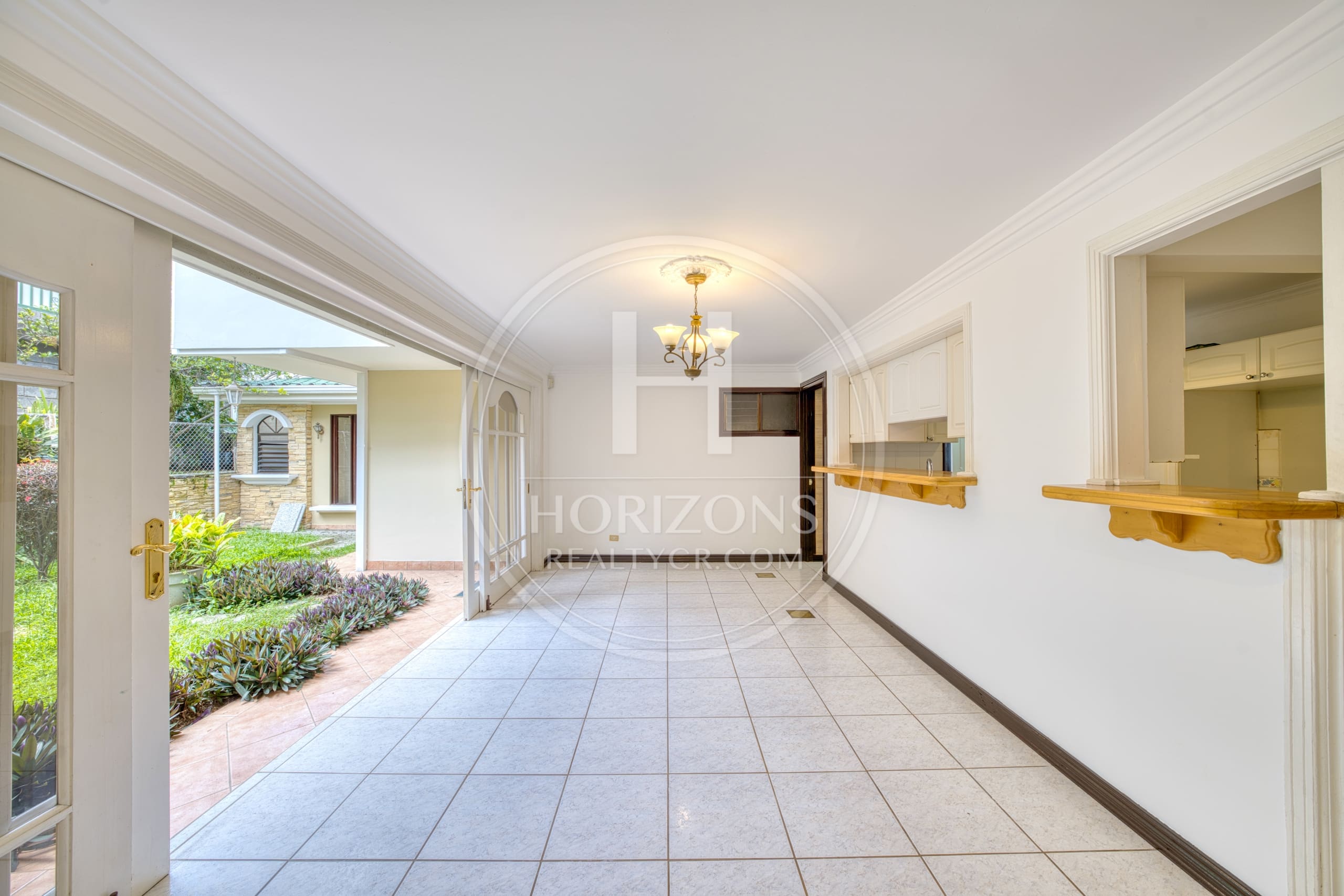 Cerca de Lincoln Plaza Se vende amplia casa independiente en Moravia 4 habitaciones con Amplio Jardín nja1224