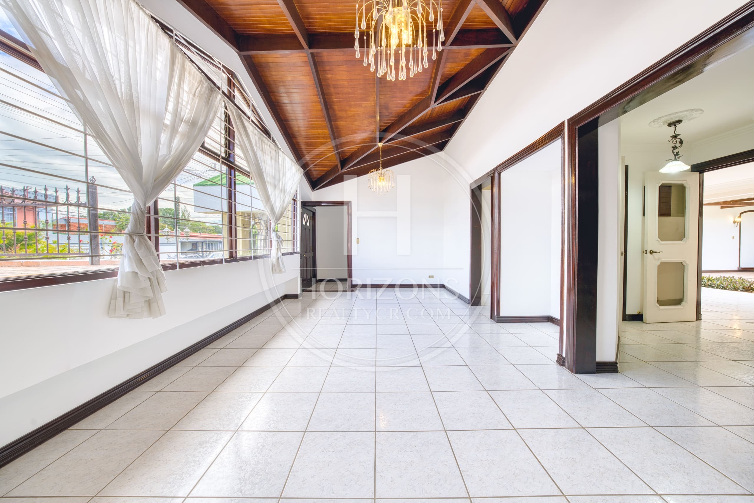 Cerca de Lincoln Plaza Se vende amplia casa independiente en Moravia 4 habitaciones con Amplio Jardín nja1224
