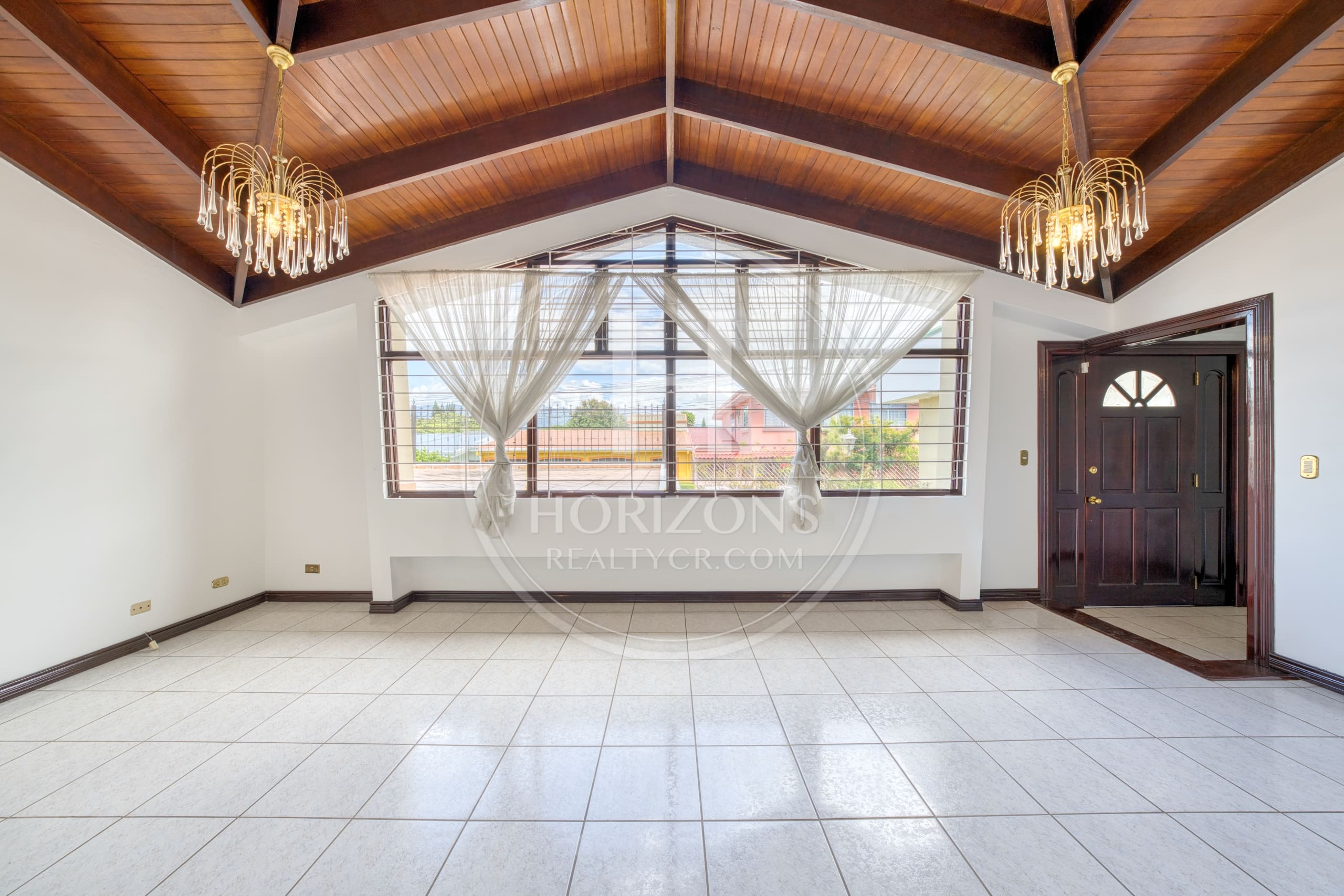 Cerca de Lincoln Plaza Se vende amplia casa independiente en Moravia 4 habitaciones con Amplio Jardín nja1224