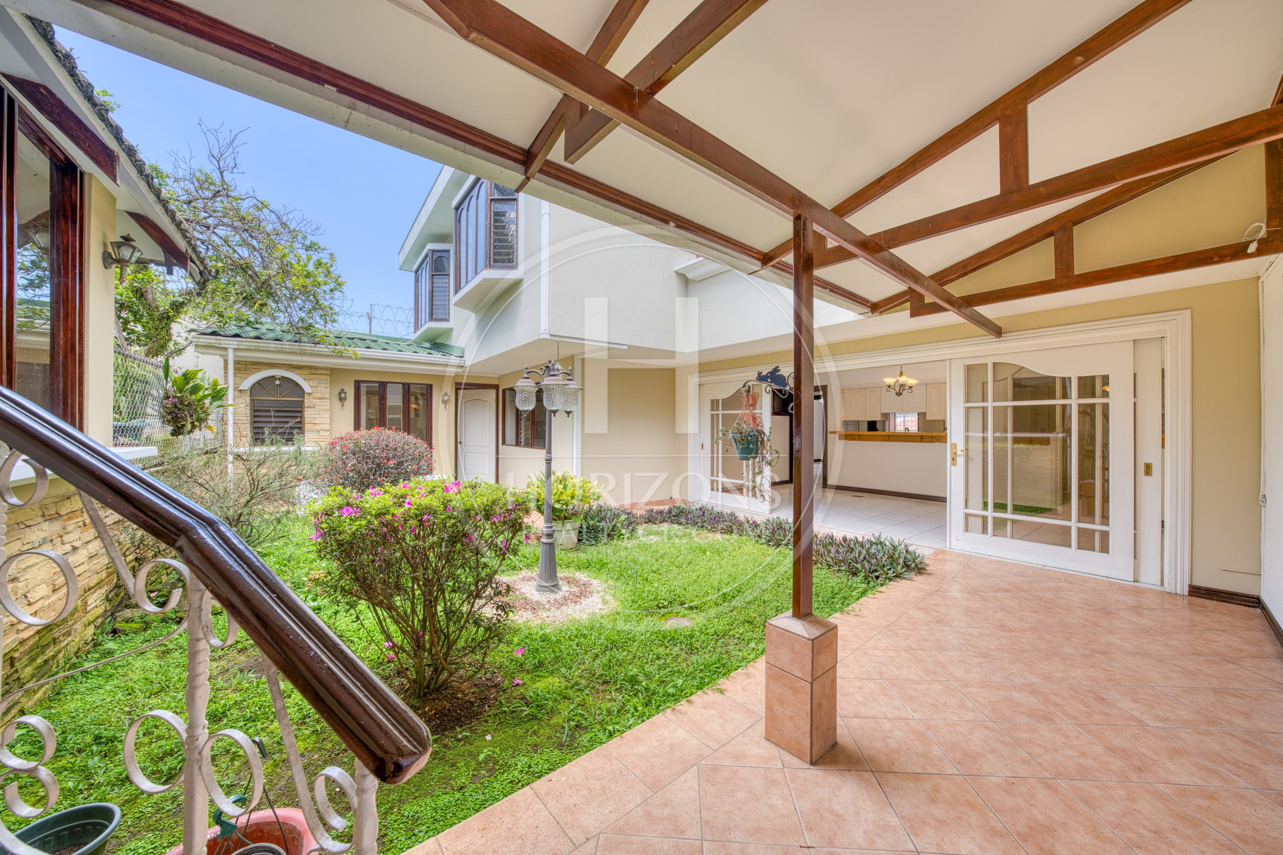 Cerca de Lincoln Plaza Se vende amplia casa independiente en Moravia 4 habitaciones con Amplio Jardín nja1224