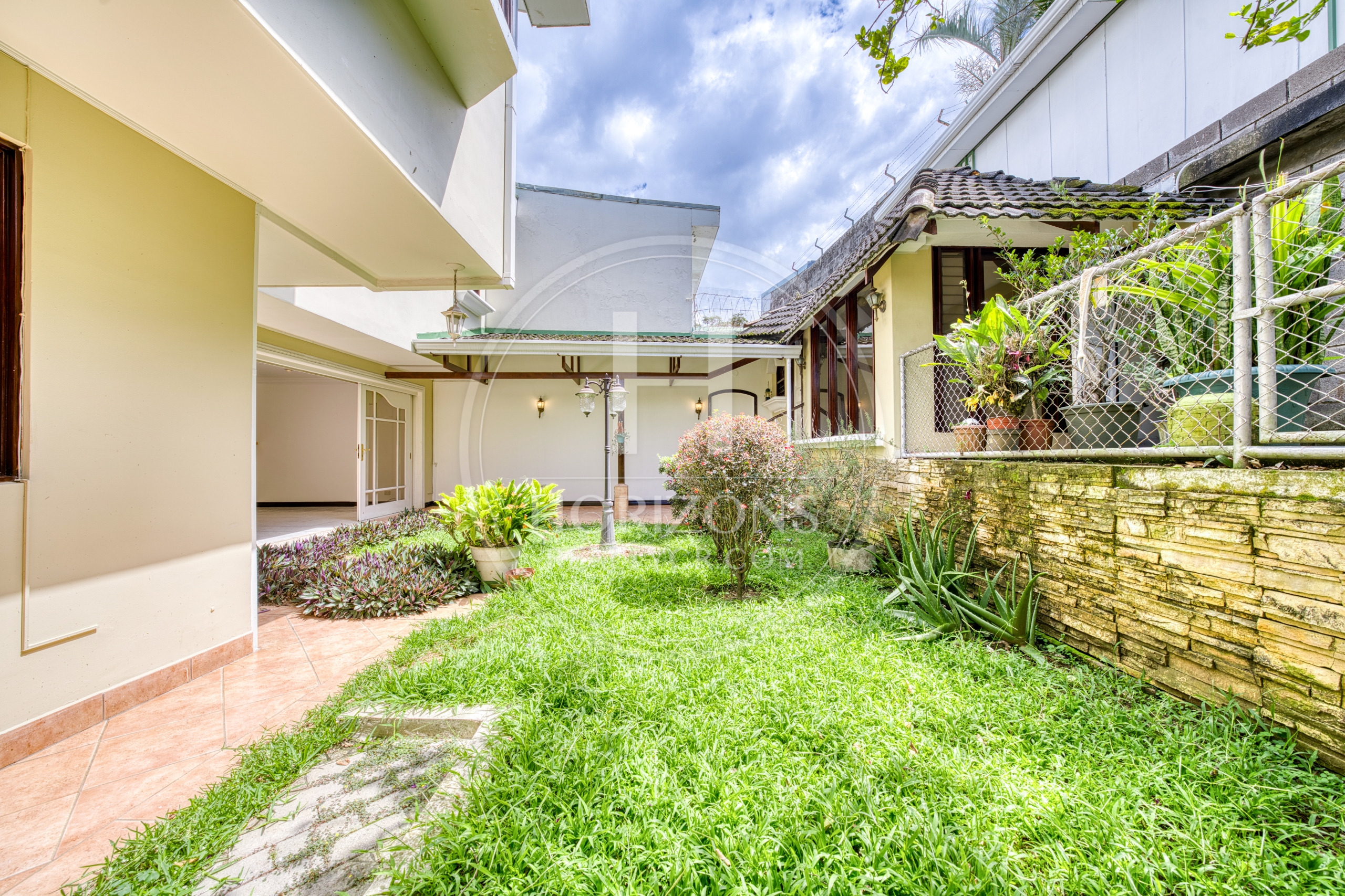 Cerca de Lincoln Plaza Se vende amplia casa independiente en Moravia 4 habitaciones con Amplio Jardín nja1224