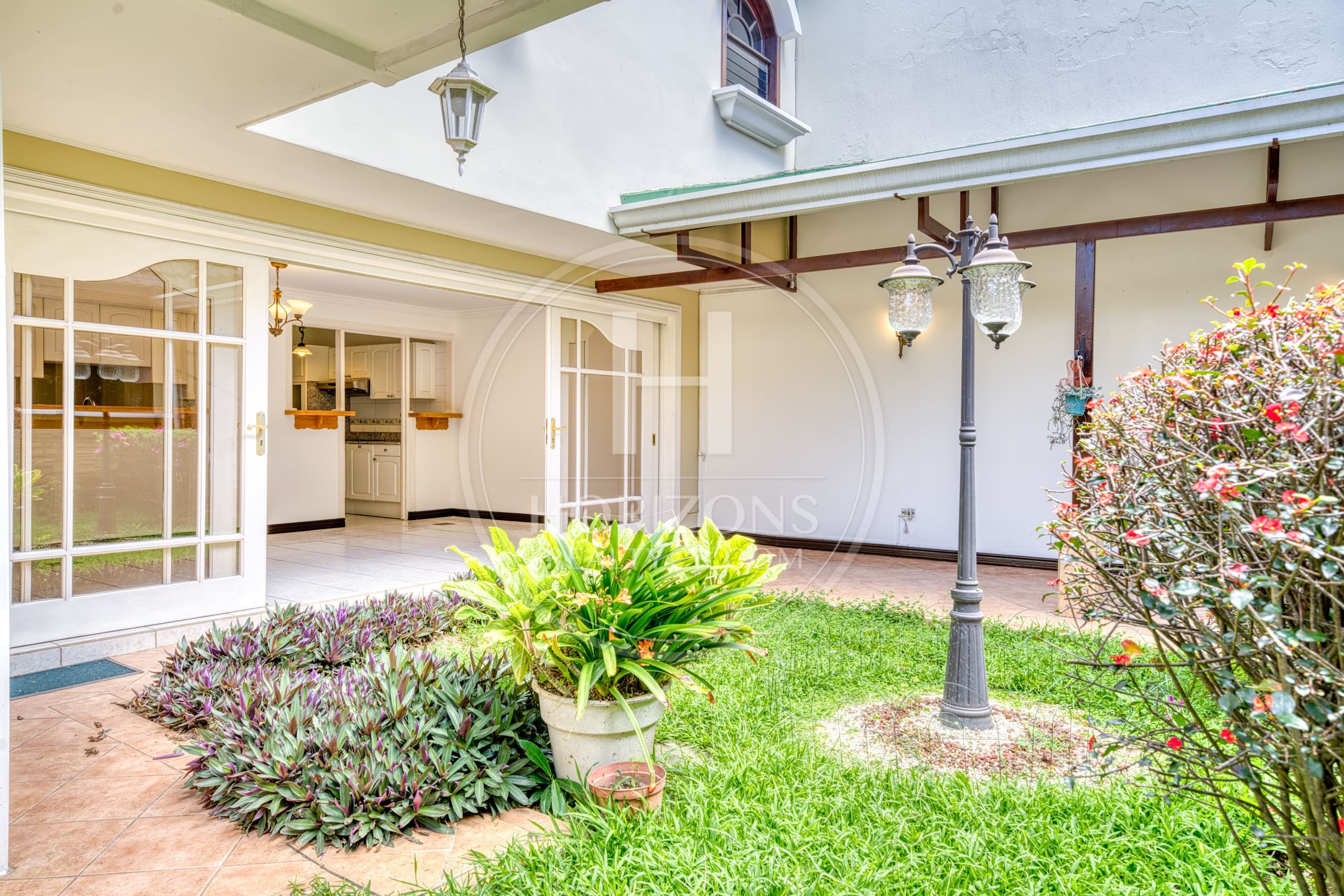Cerca de Lincoln Plaza Se vende amplia casa independiente en Moravia 4 habitaciones con Amplio Jardín nja1224