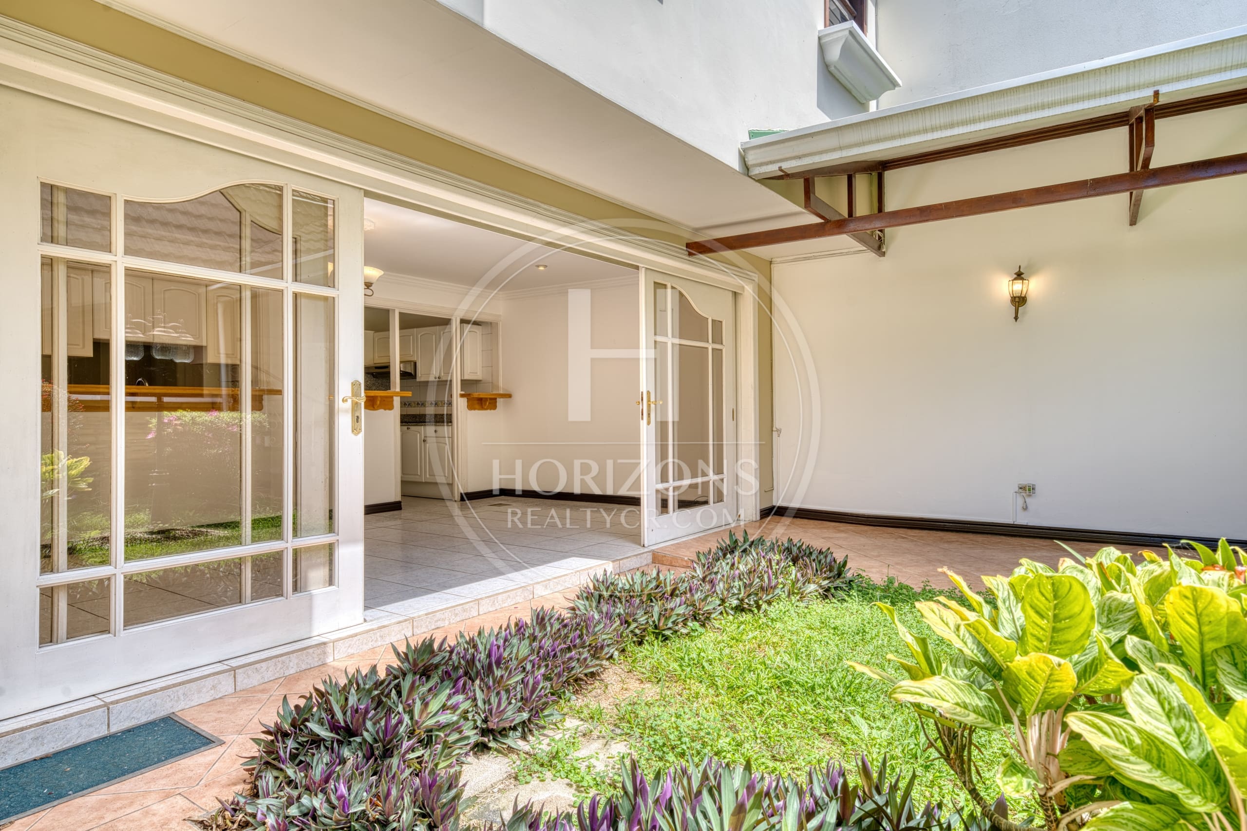 Cerca de Lincoln Plaza Se vende amplia casa independiente en Moravia 4 habitaciones con Amplio Jardín nja1224