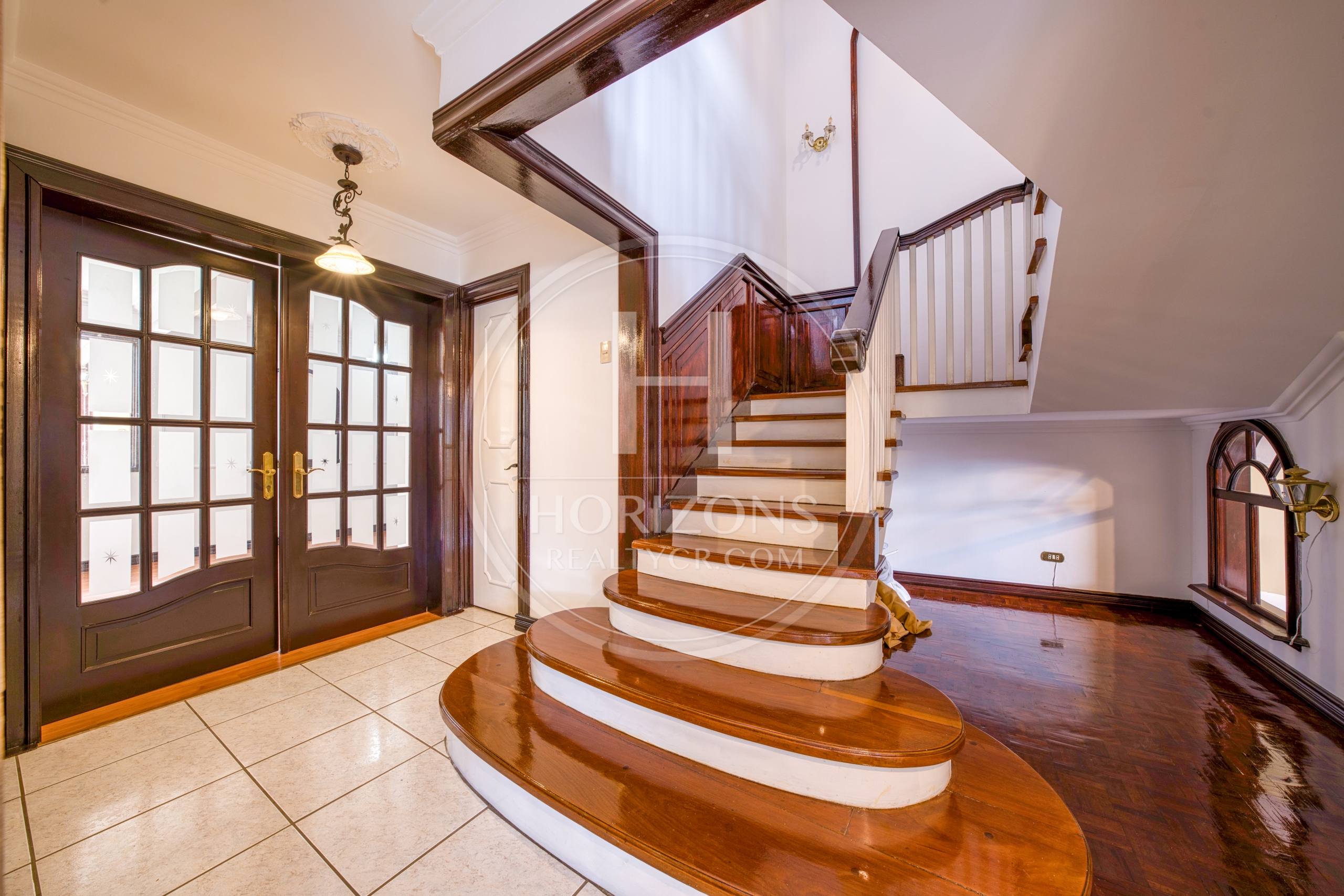 Cerca de Lincoln Plaza Se vende amplia casa independiente en Moravia 4 habitaciones con Amplio Jardín nja1224