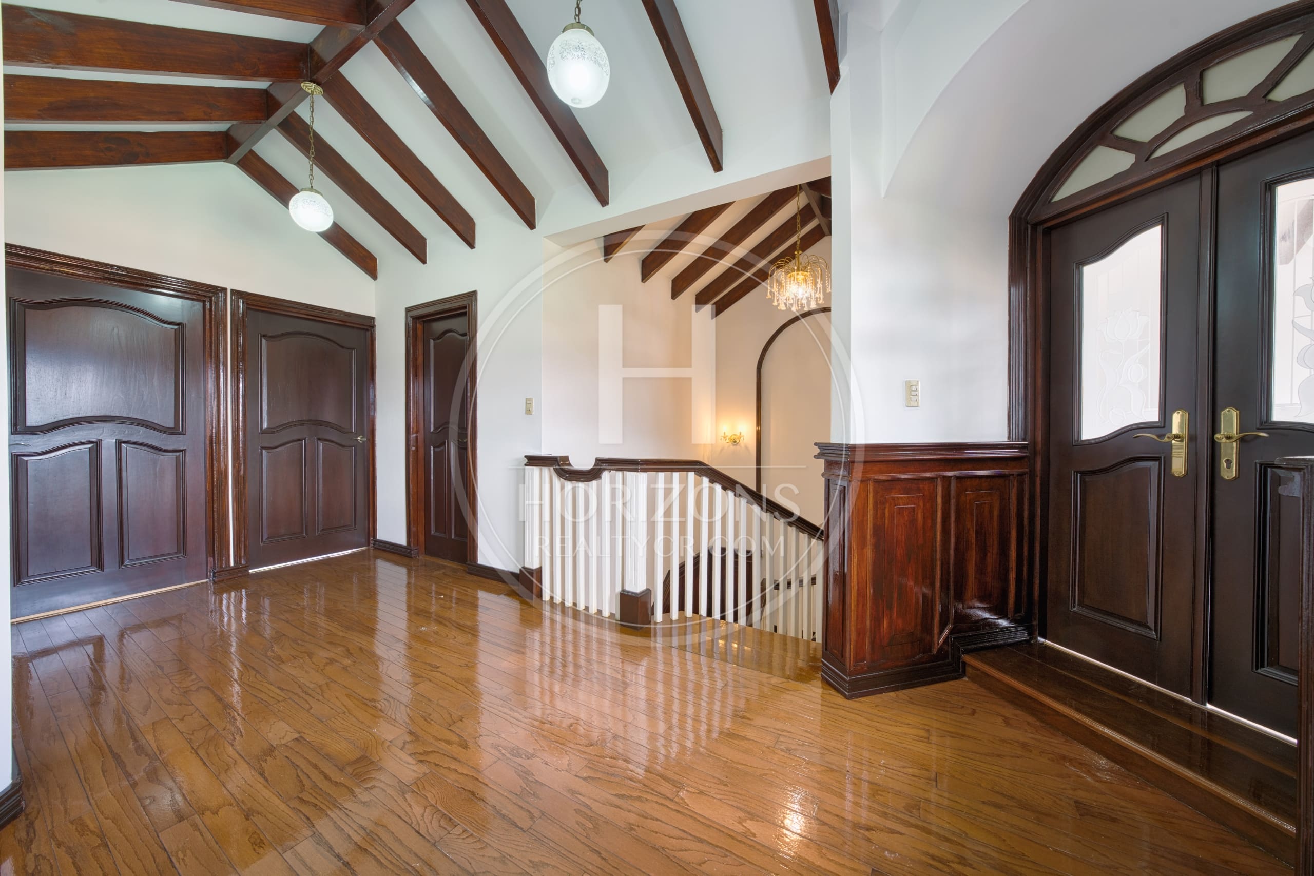 Cerca de Lincoln Plaza Se vende amplia casa independiente en Moravia 4 habitaciones con Amplio Jardín nja1224