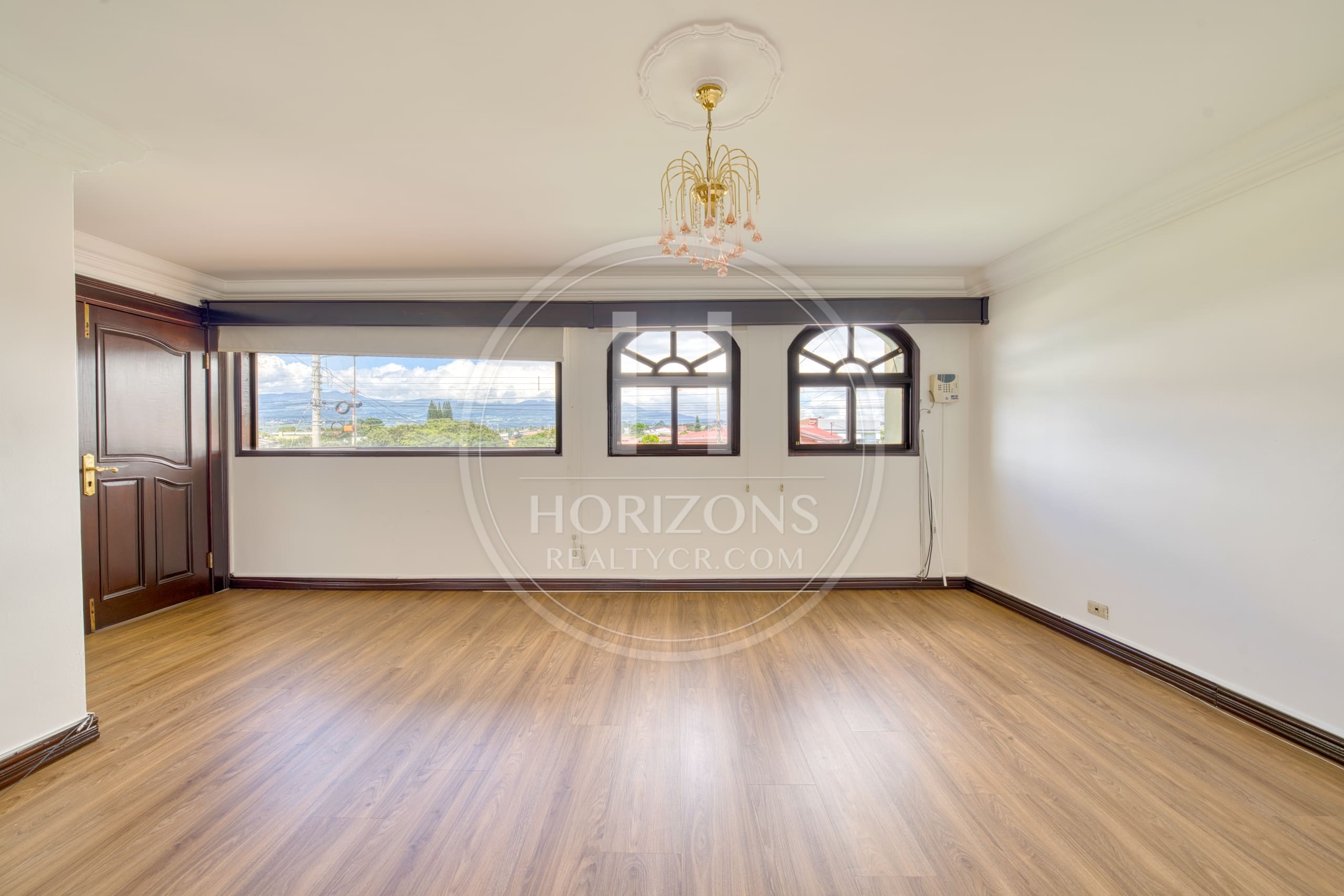 Cerca de Lincoln Plaza Se vende amplia casa independiente en Moravia 4 habitaciones con Amplio Jardín nja1224