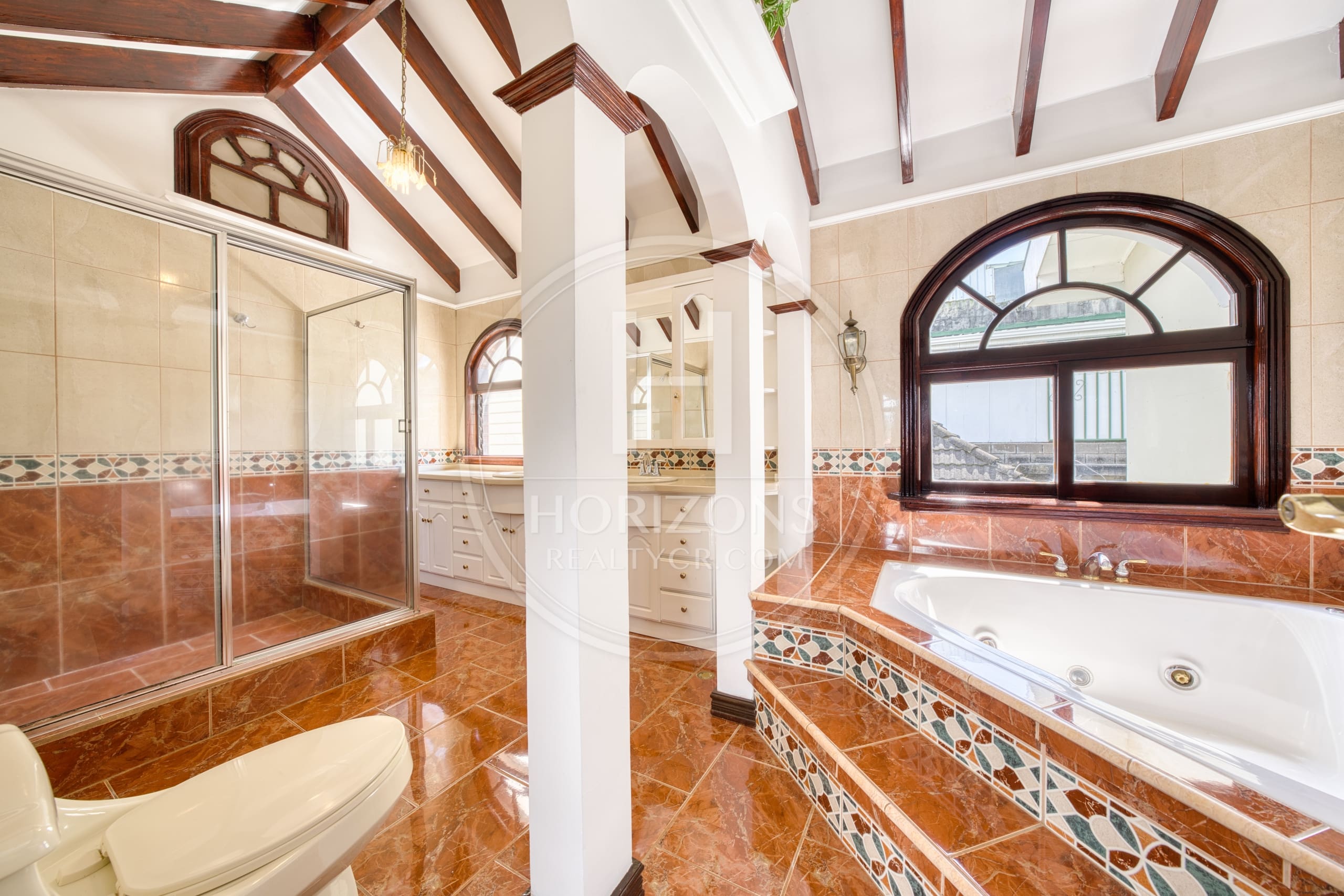 Cerca de Lincoln Plaza Se vende amplia casa independiente en Moravia 4 habitaciones con Amplio Jardín nja1224