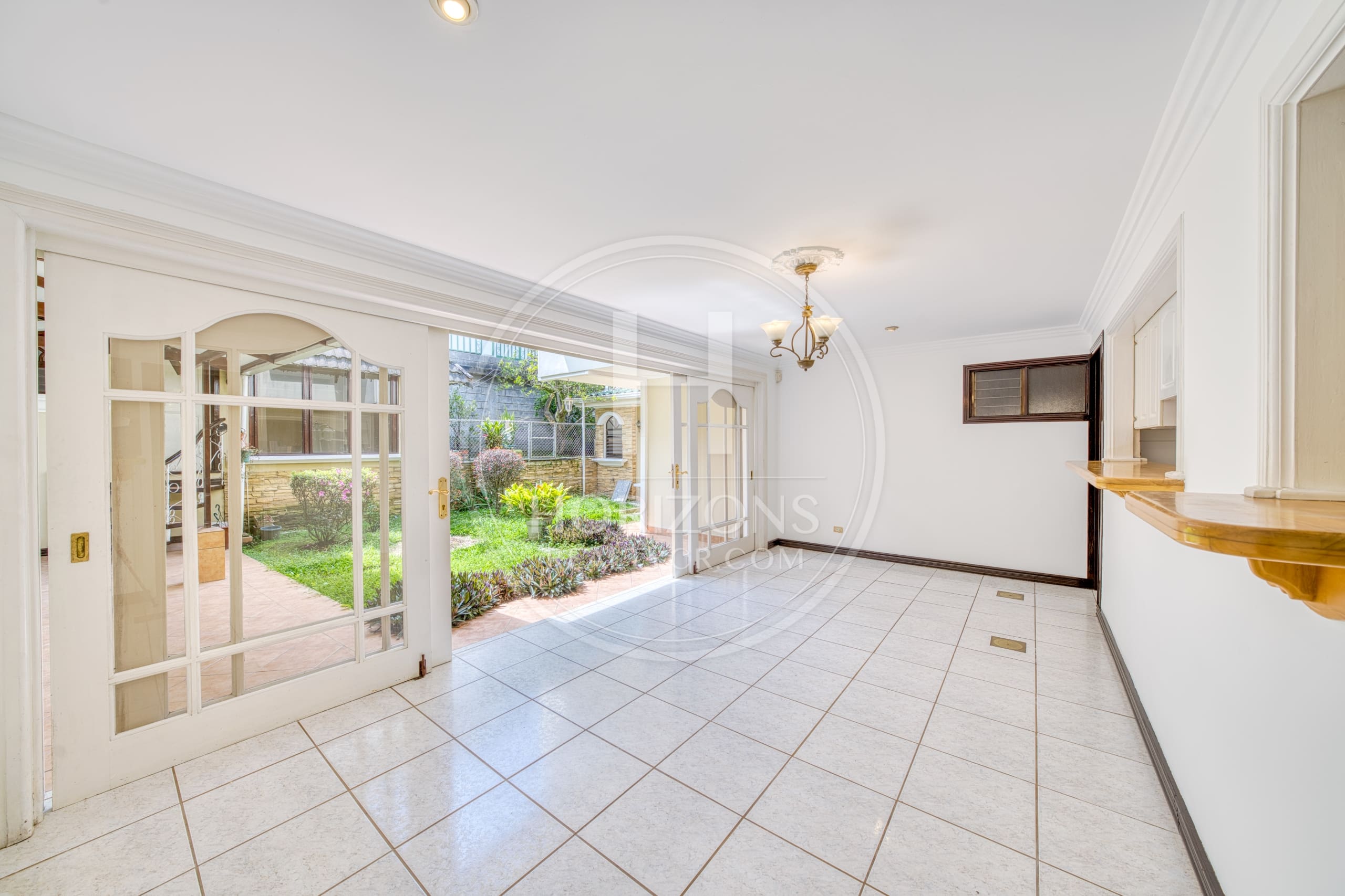Cerca de Lincoln Plaza Se vende amplia casa independiente en Moravia 4 habitaciones con Amplio Jardín nja1224