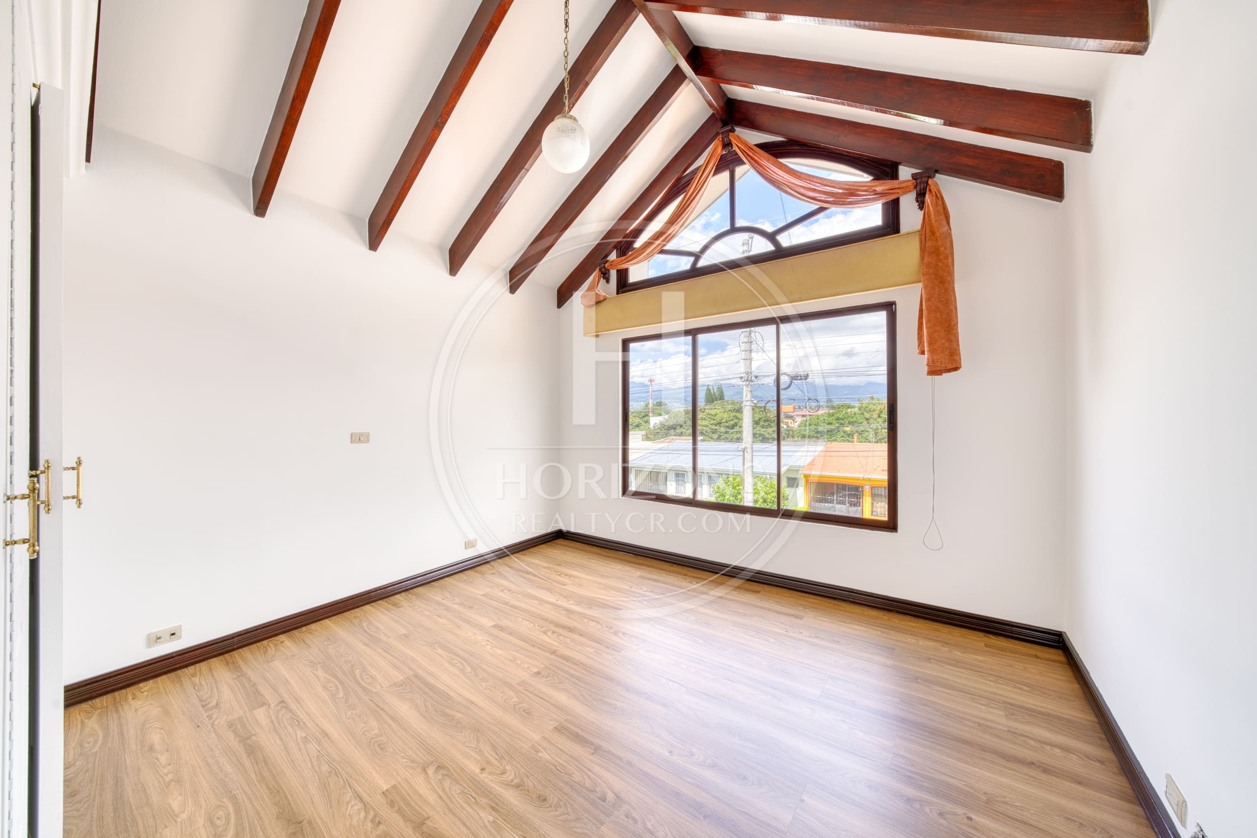 Cerca de Lincoln Plaza Se vende amplia casa independiente en Moravia 4 habitaciones con Amplio Jardín nja1224