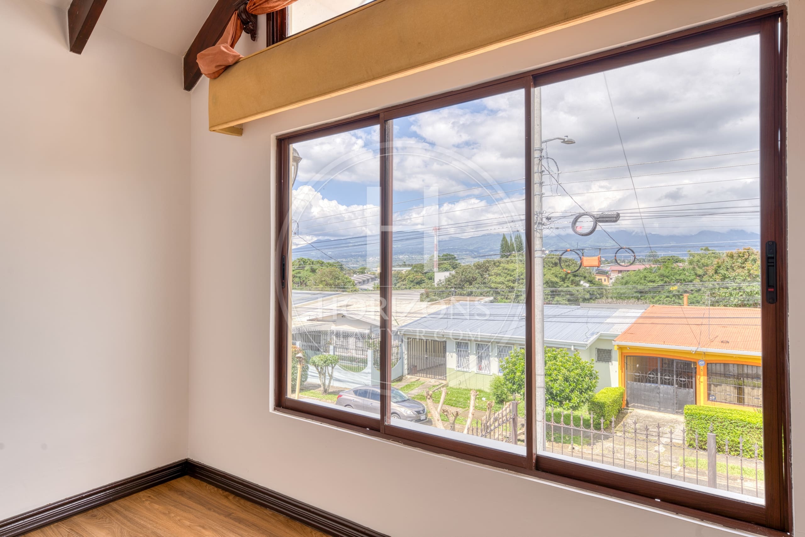 Cerca de Lincoln Plaza Se vende amplia casa independiente en Moravia 4 habitaciones con Amplio Jardín nja1224
