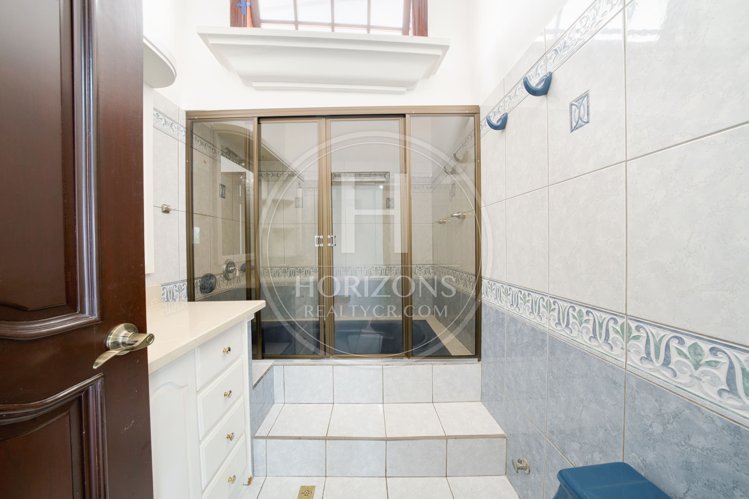 Cerca de Lincoln Plaza Se vende amplia casa independiente en Moravia 4 habitaciones con Amplio Jardín nja1224