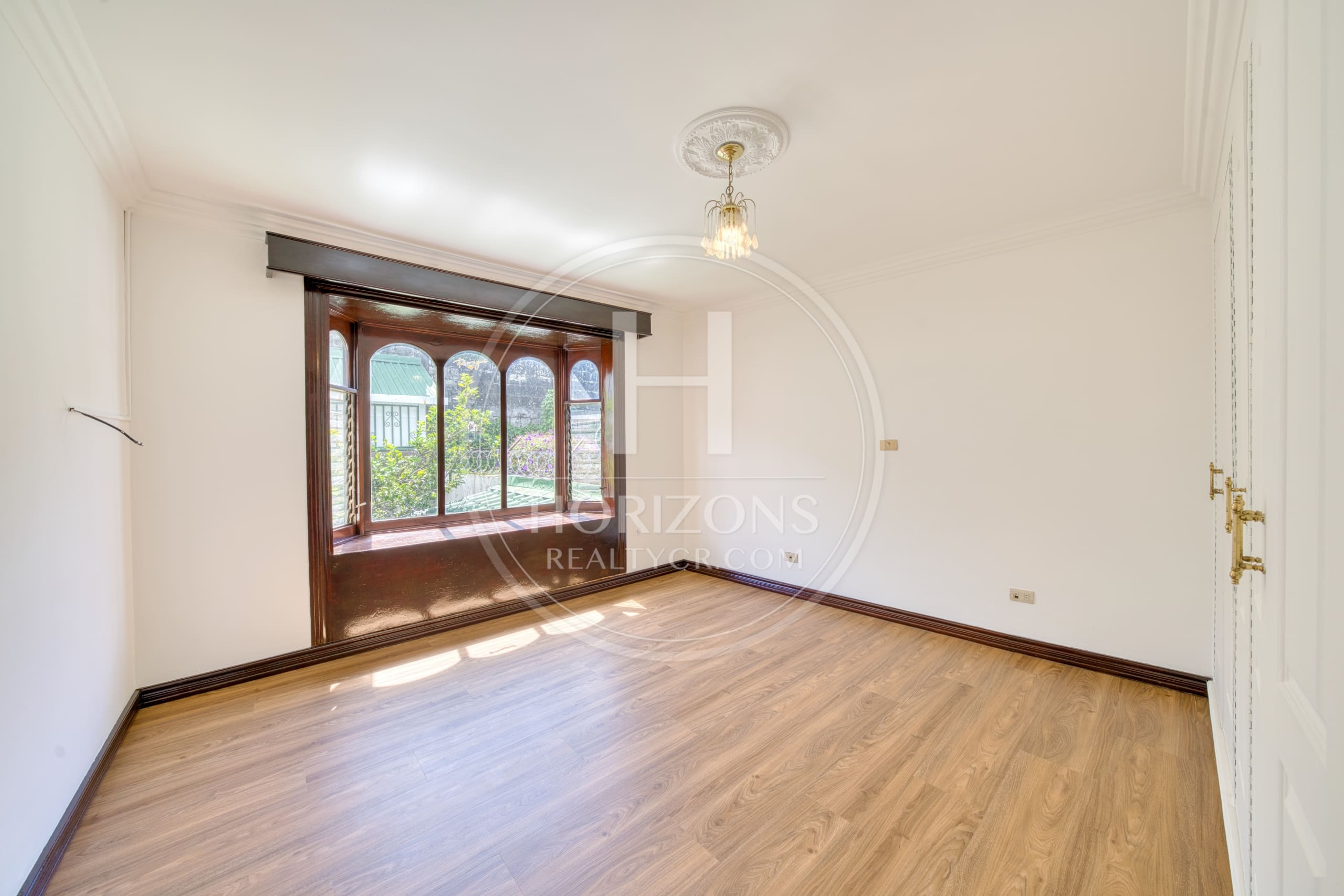 Cerca de Lincoln Plaza Se vende amplia casa independiente en Moravia 4 habitaciones con Amplio Jardín nja1224