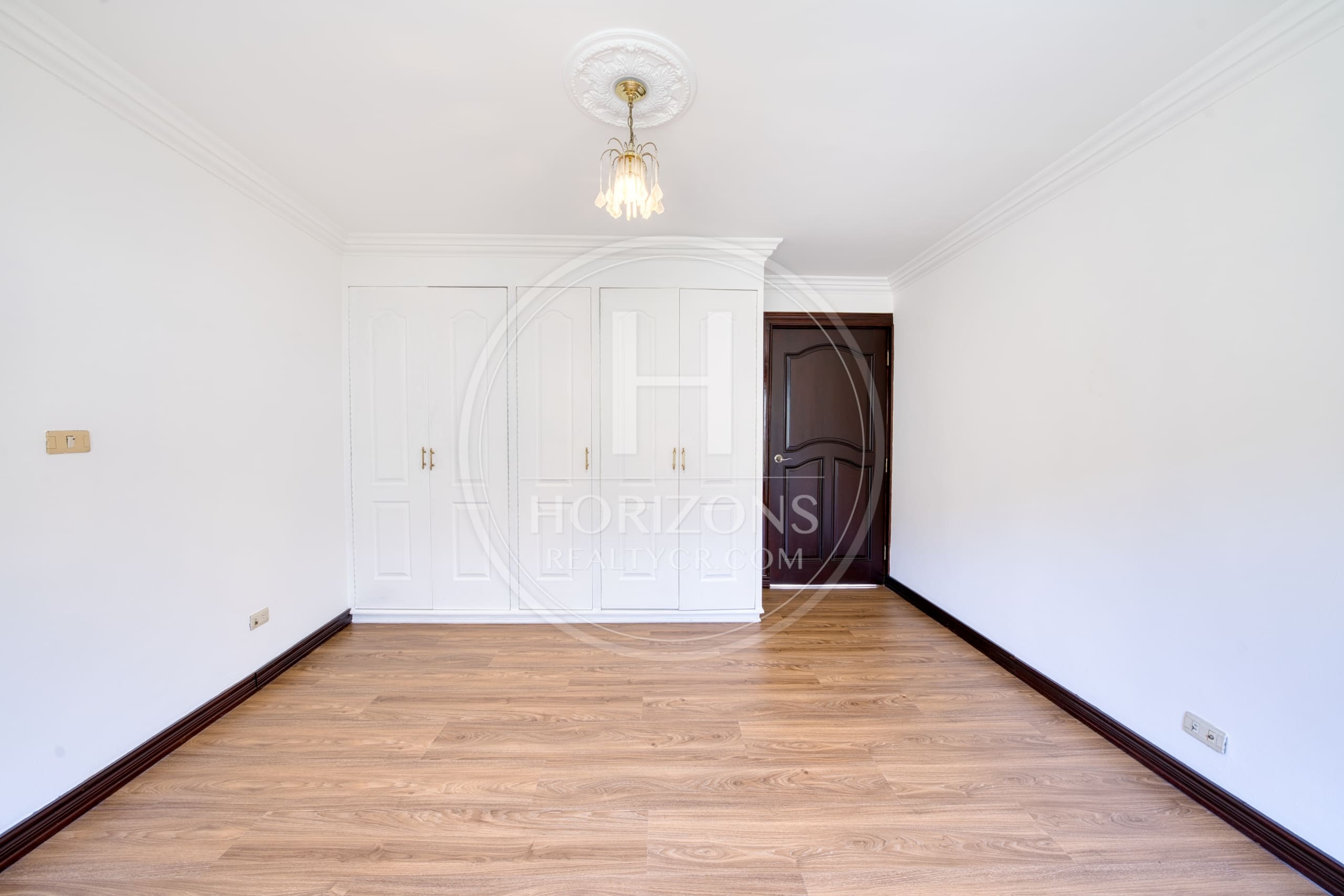 Cerca de Lincoln Plaza Se vende amplia casa independiente en Moravia 4 habitaciones con Amplio Jardín nja1224