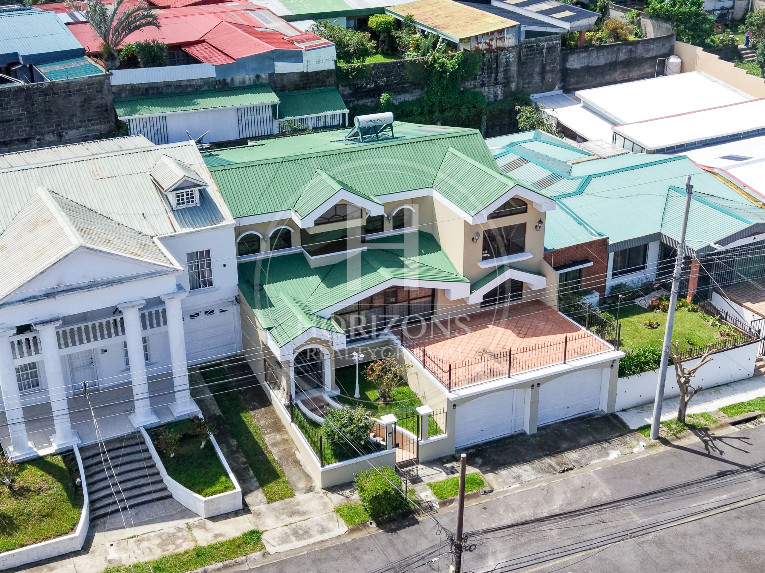 Cerca de Lincoln Plaza Se vende amplia casa independiente en Moravia 4 habitaciones con Amplio Jardín nja1224