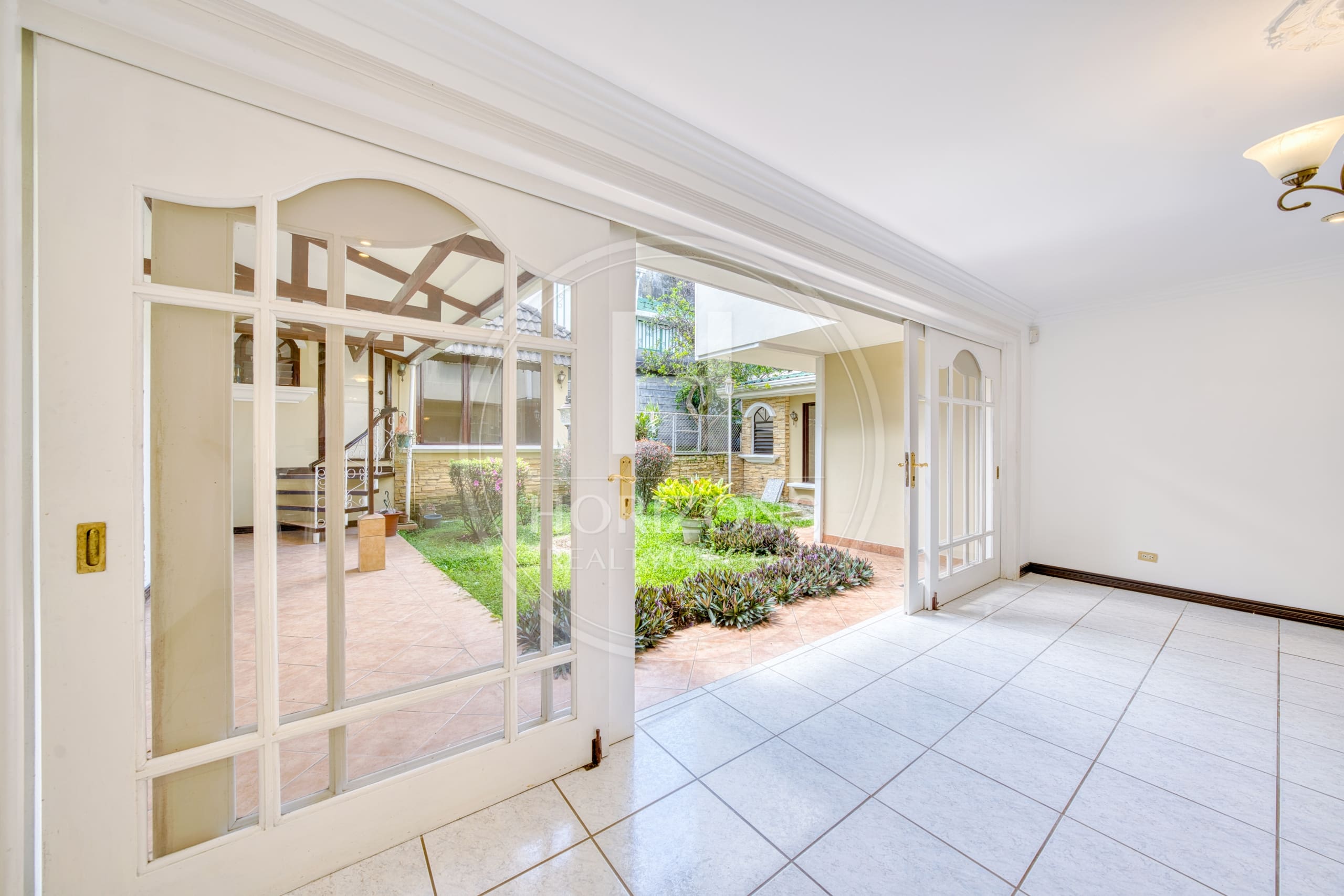 Cerca de Lincoln Plaza Se vende amplia casa independiente en Moravia 4 habitaciones con Amplio Jardín nja1224