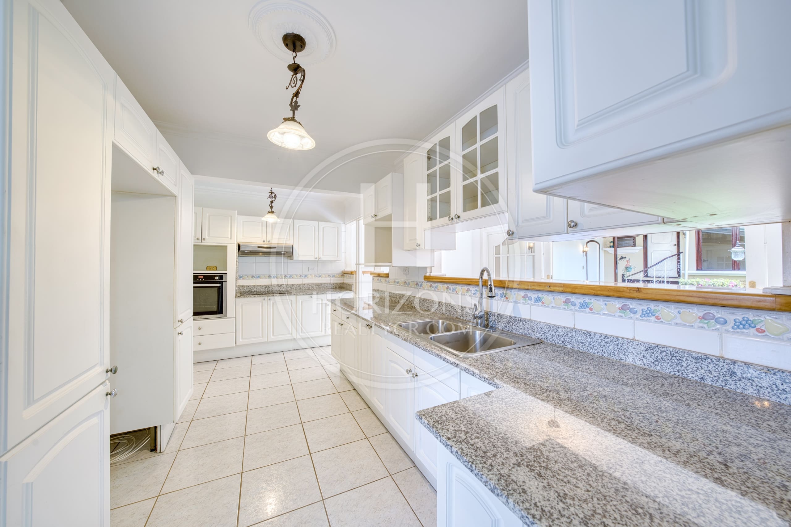 Cerca de Lincoln Plaza Se vende amplia casa independiente en Moravia 4 habitaciones con Amplio Jardín nja1224