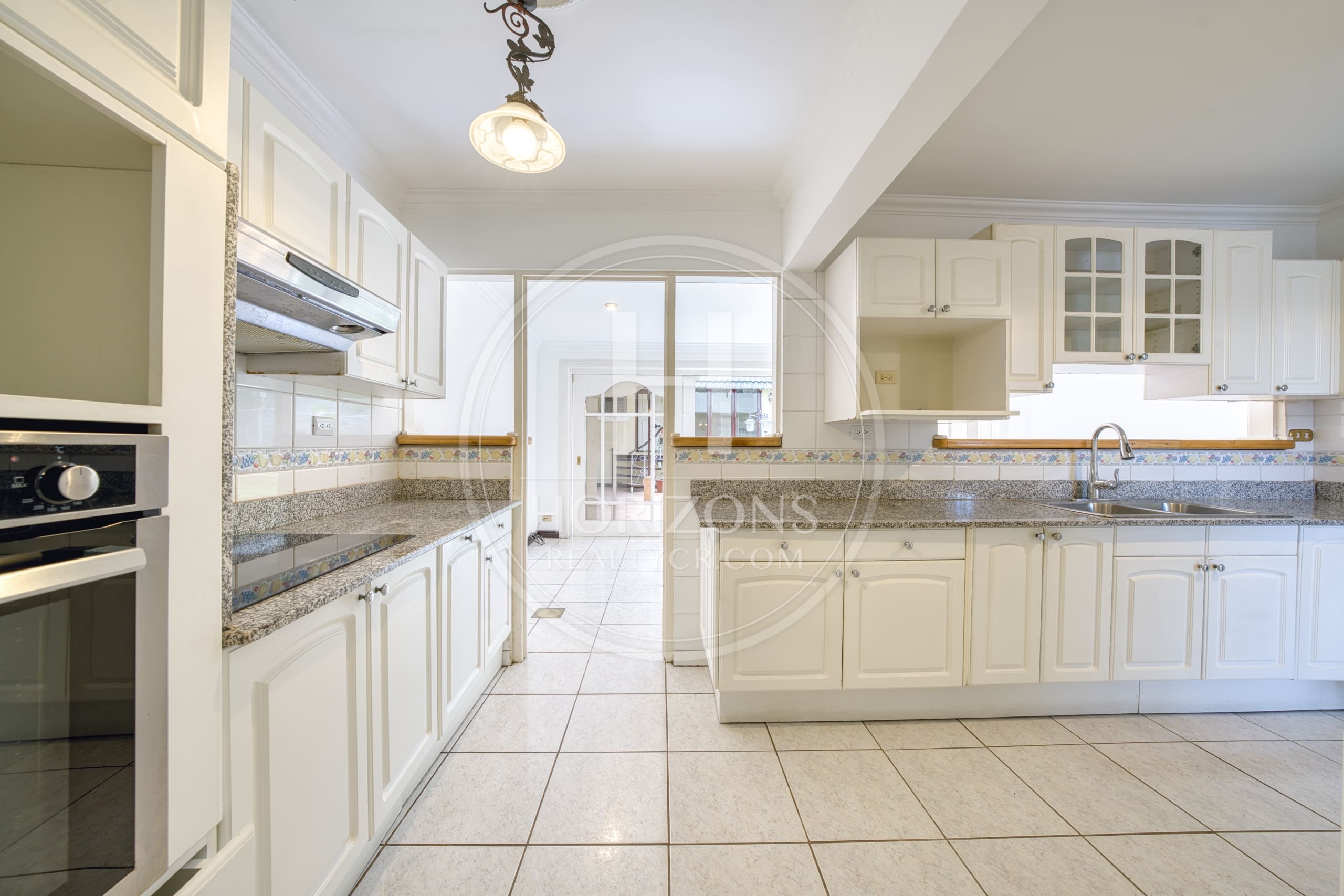 Cerca de Lincoln Plaza Se vende amplia casa independiente en Moravia 4 habitaciones con Amplio Jardín nja1224