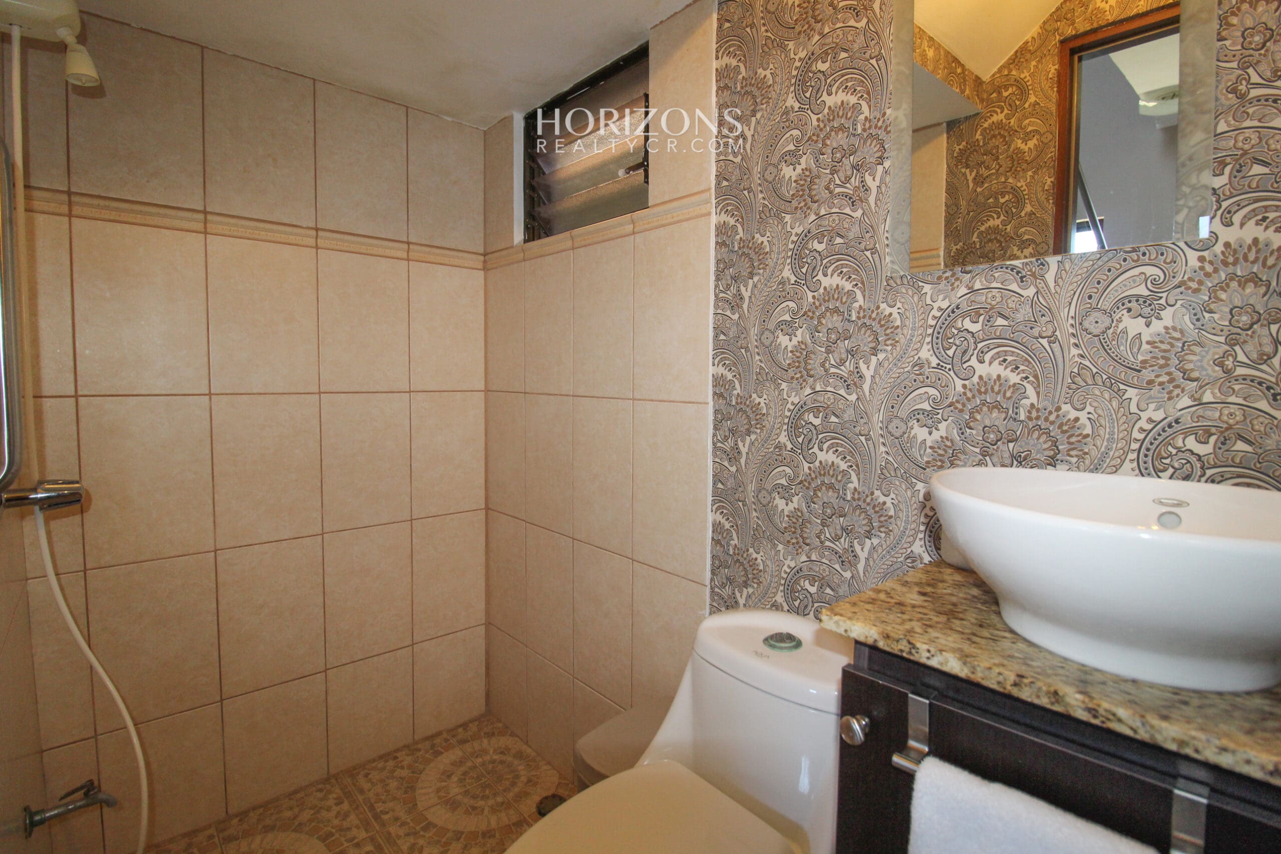 Casa En Venta con amplio patio Curridabat a 300m de Automercado Guayabos En Residencial Cerrado 5 Habitaciones nja1216