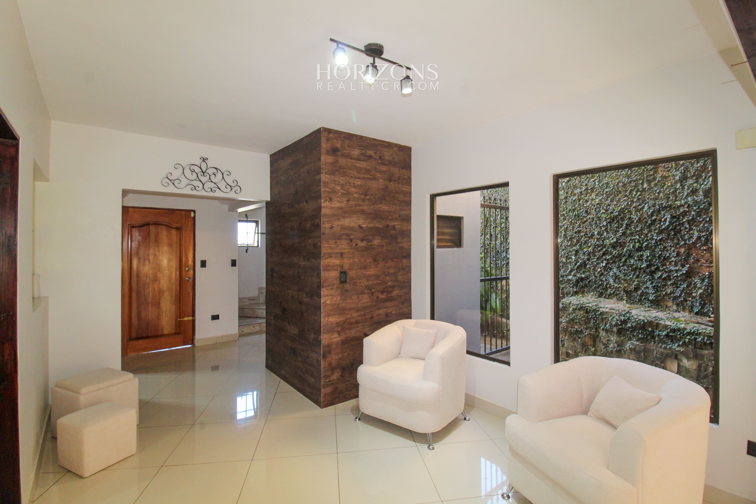 Casa En Venta con amplio patio Curridabat a 300m de Automercado Guayabos En Residencial Cerrado 5 Habitaciones nja1216